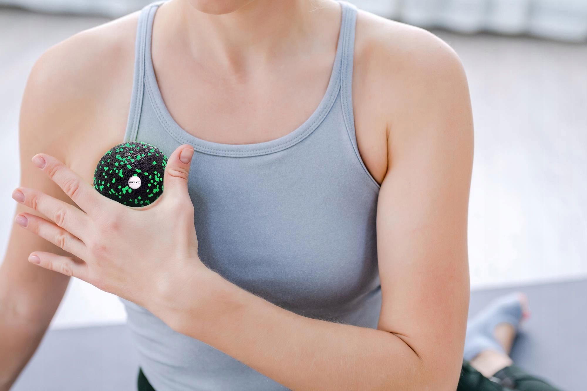 Person beim Training mit dem FIZYO 8 cm Massageball