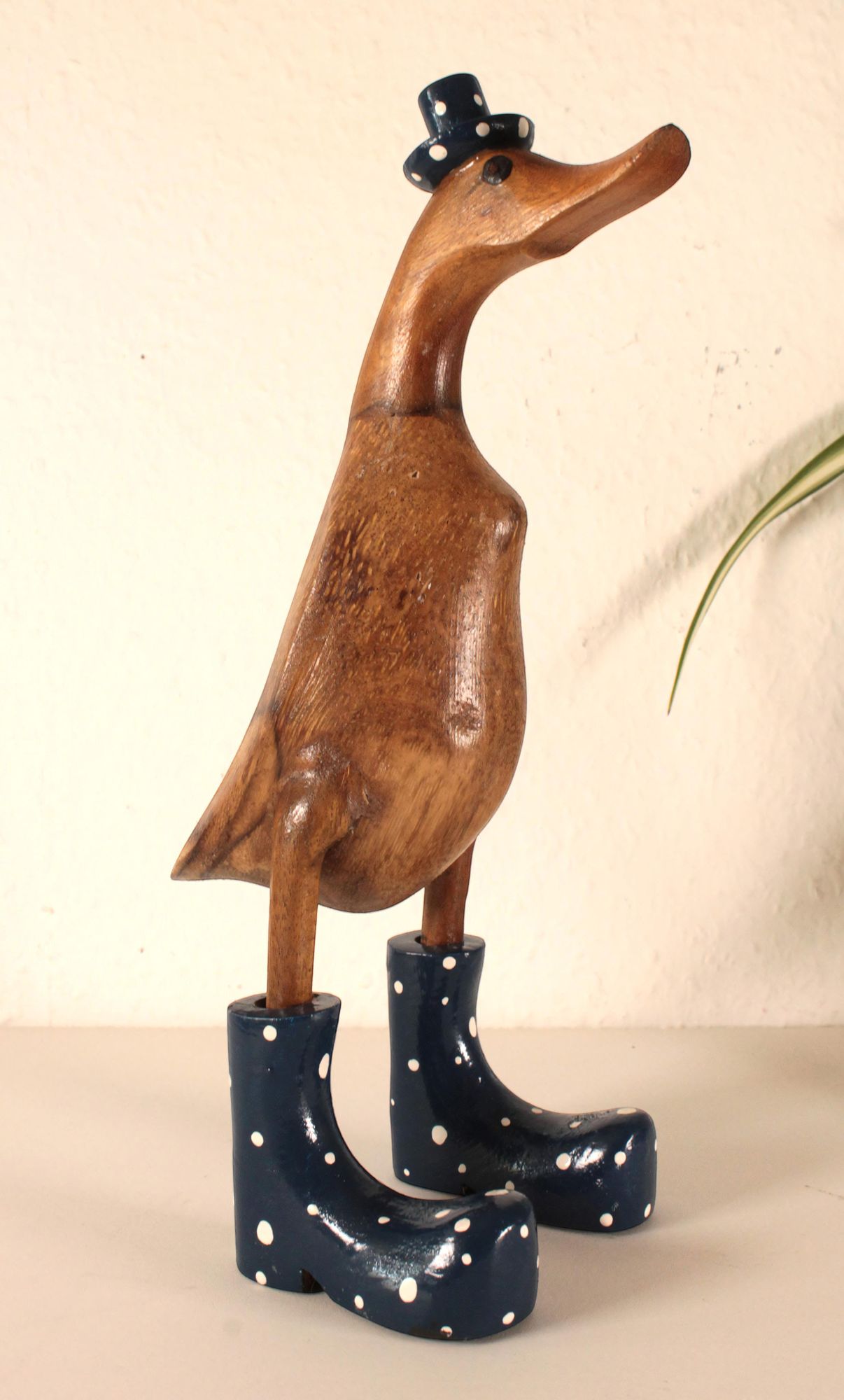 Deko Ente Holz 25cm blaue Stiefel und Hut mit weissen Punkten