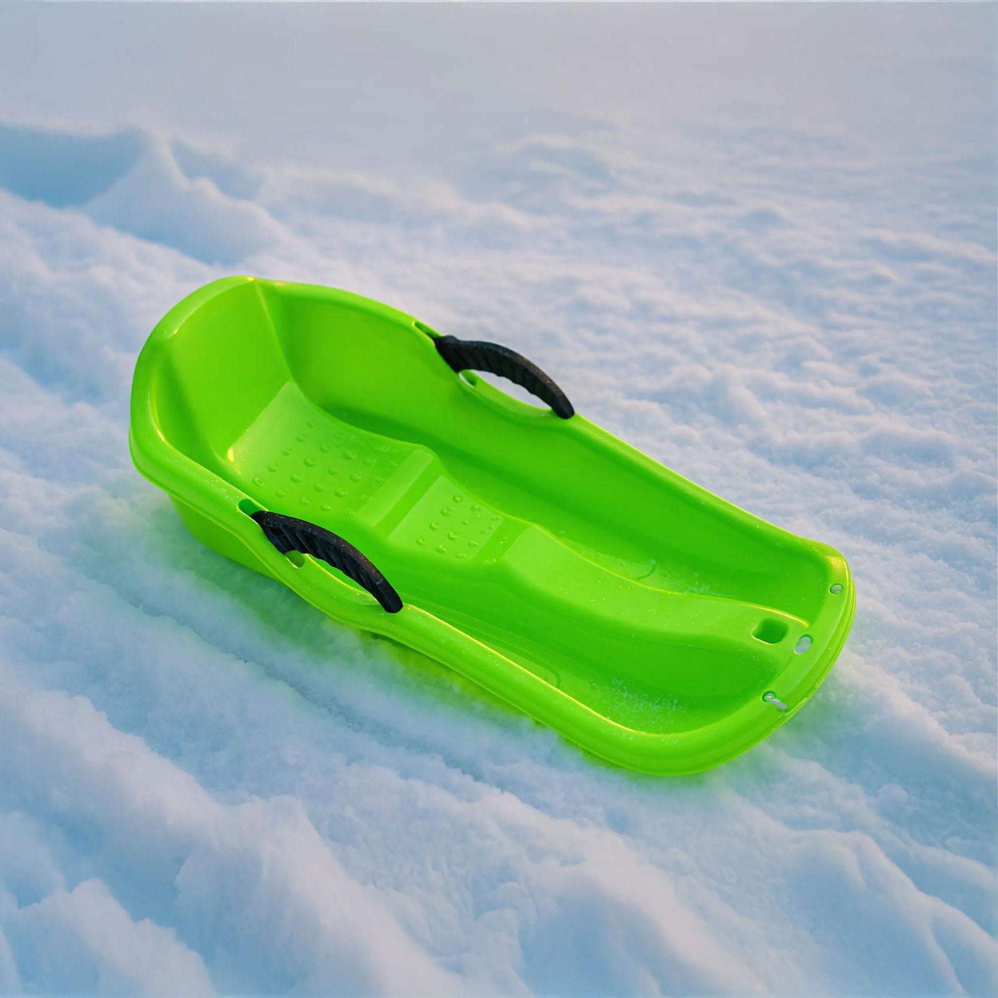 Kinderschlitten mit Bremsen & Zugseil – robuster Kunststoff, rutschfester Sitz, leicht & frostsicher – 84×39×25 cm, Grün