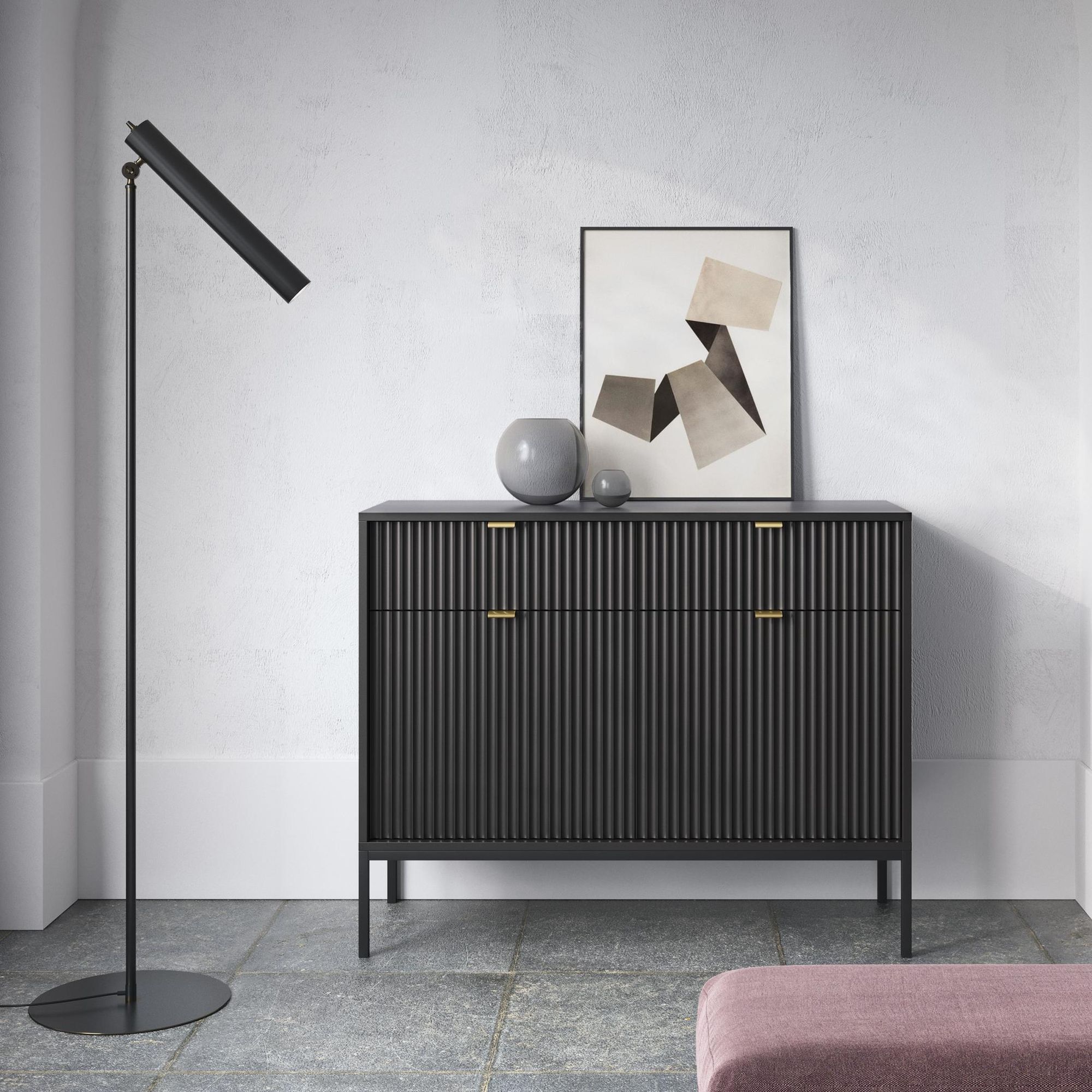 BETTSO Kommode NOVA Schwarze, gerillte Front, goldene Griffe, 2 Schubladen, 2 Einlegeböden, schwarze Metallbeine, 104x39x83 cm