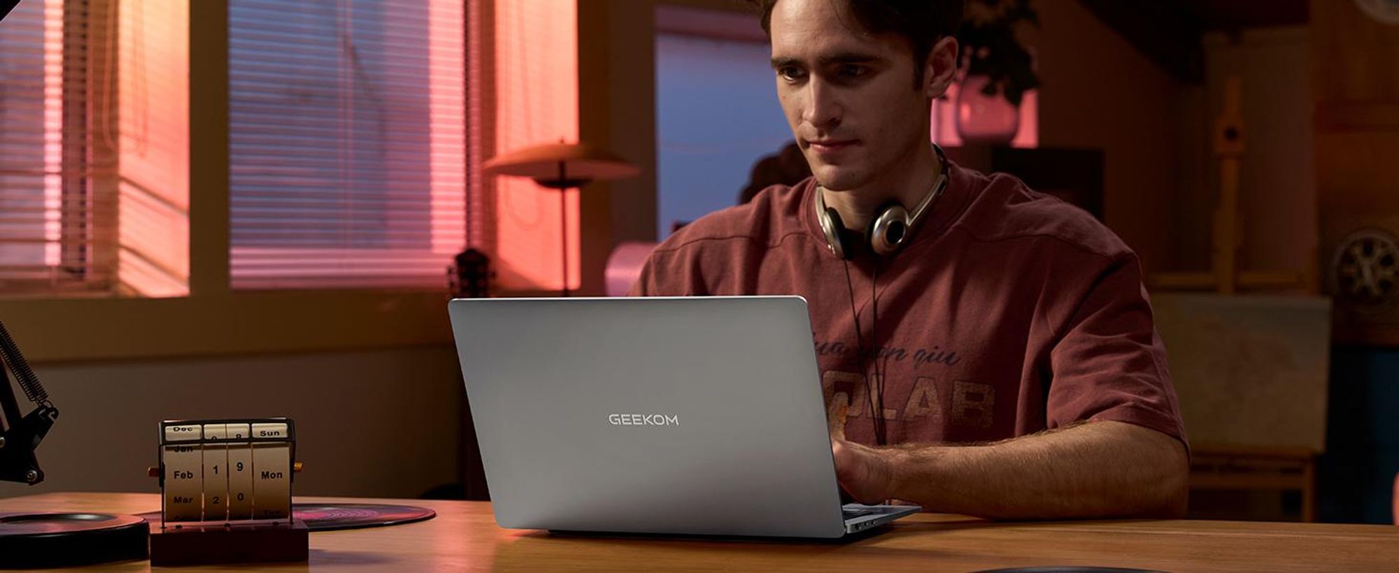 GEEKOM GeekBook X14 Pro Laptop, 999 g Ultraleicht, 14" 2.8K OLED, Ultra 9-185H, 32GB LPDDR5x RAM 7500MT/s, 1TB SSD, 2X USB4, Fingerprint & Webcam