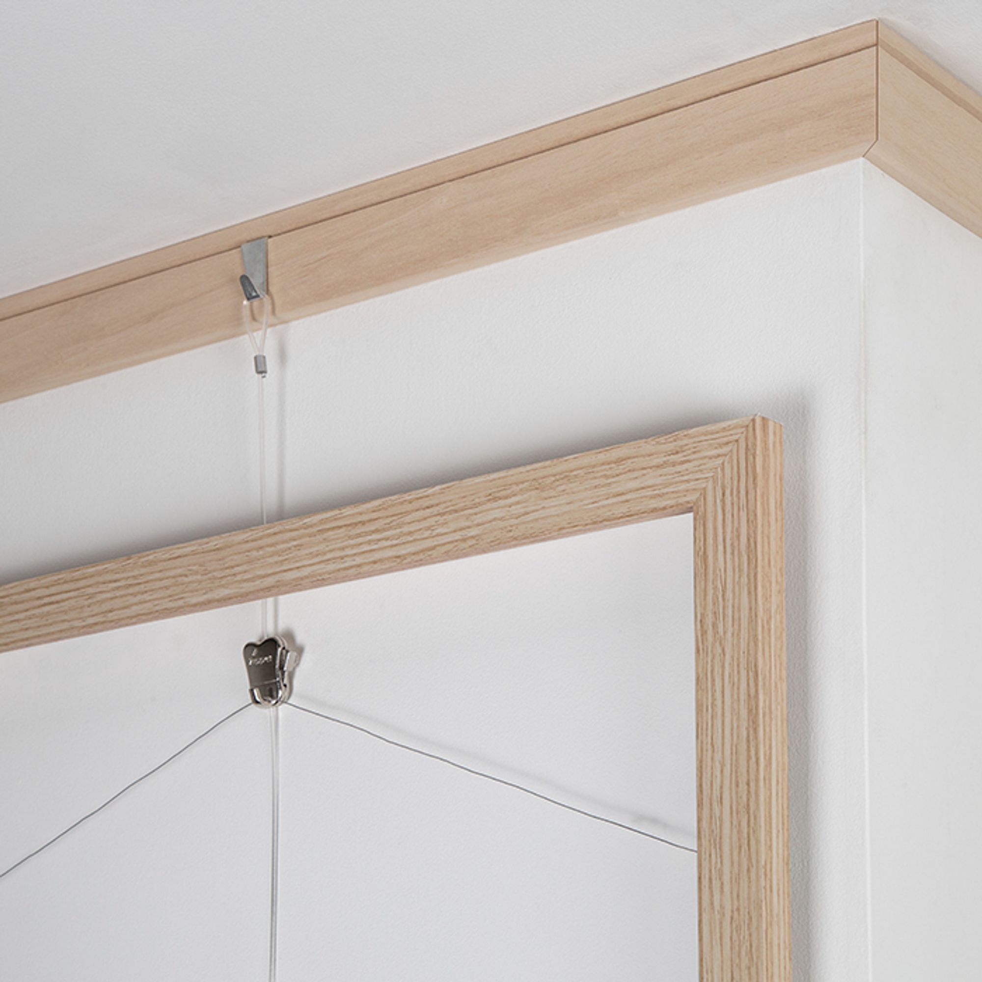 STAS Bilderschiene aus Holz – Bilderaufhängesysteme / Fotorahmen / Poster – Aufhängeschienen – Riva 120 cm + Riva Haken + Perlonseil mit Ösen 150 cm + Zipper Bilderhaken (komplettes Set)