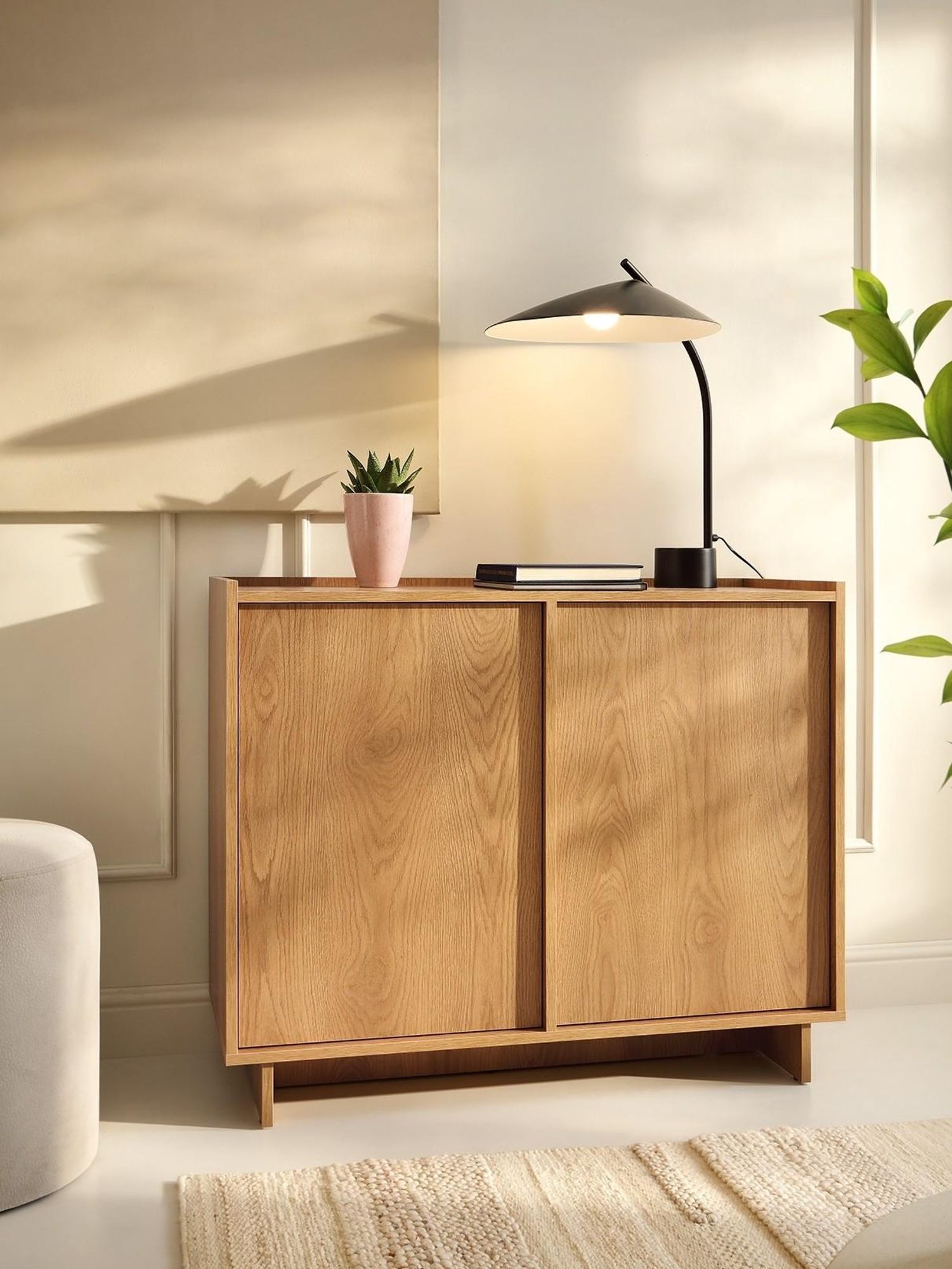 BETTSO Kommode SUNA – Japandi-Design – Eiche Caramel Sideboard grifflos für Wohn- & Schlafzimmer, 4 Fächer, 98x81x39 cm, Saugroboter-geeignet
