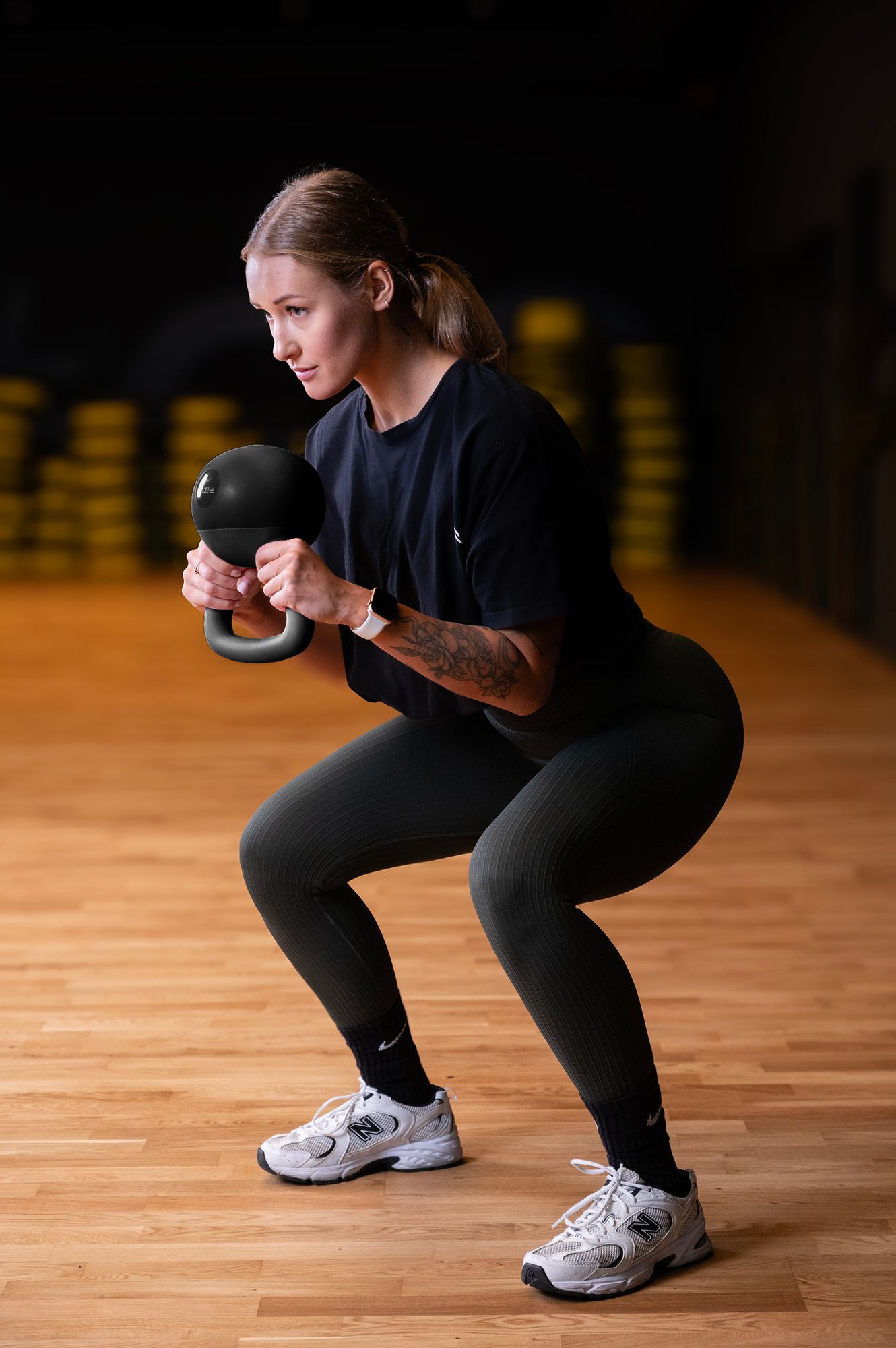 Person trainiert mit dem weichen Kettlebell Hantel FIZYO