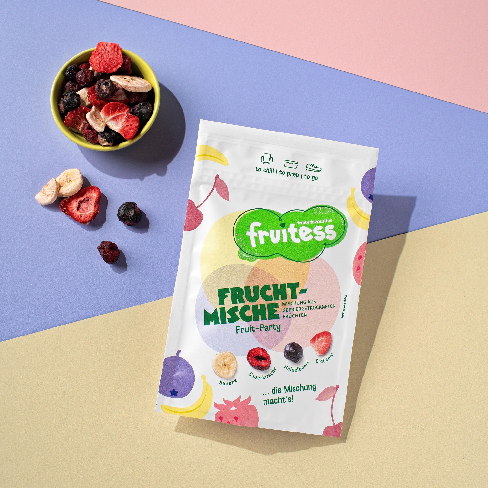 Gefriergetrocknete Früchte, als knuspriger Snack mit Bananen, Sauerkirschen, Heidelbeeren, Erdbeeren