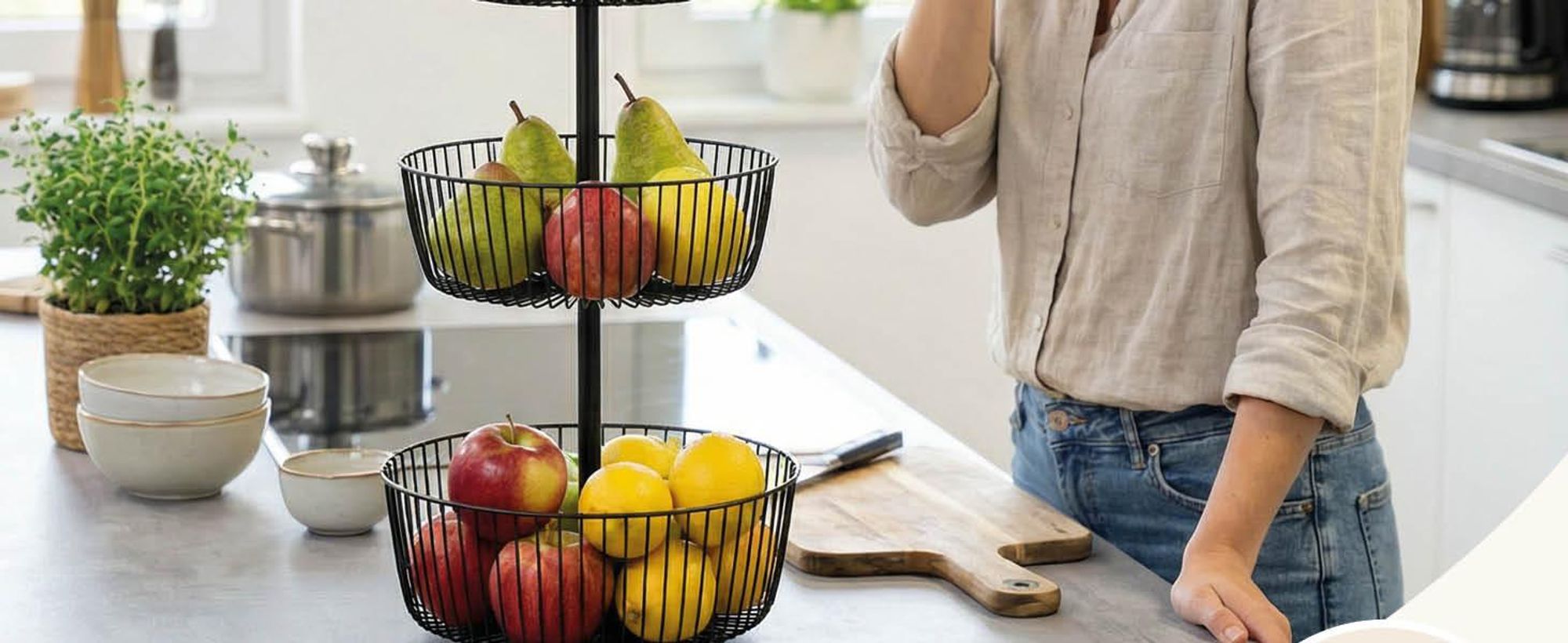 Corbeille de fruits sur la table de cuisine