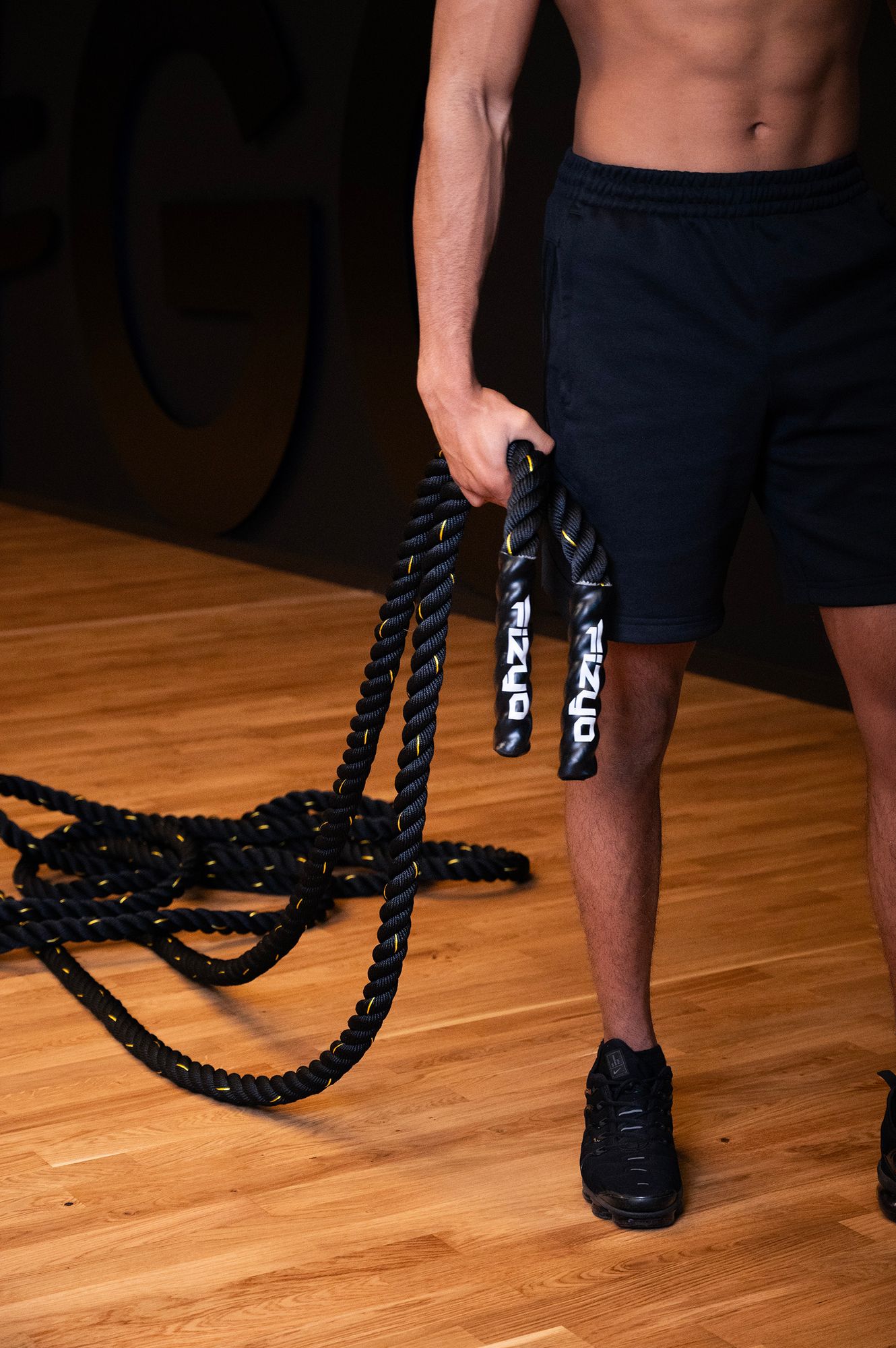 Person trainiert mit Trainingsseilen der Marke FIZYO