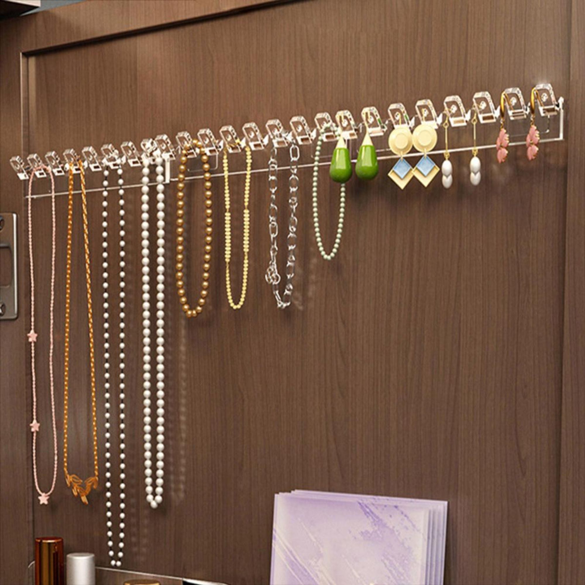 Wandorganizer mit Halsketten und Ohrringen bestückt
