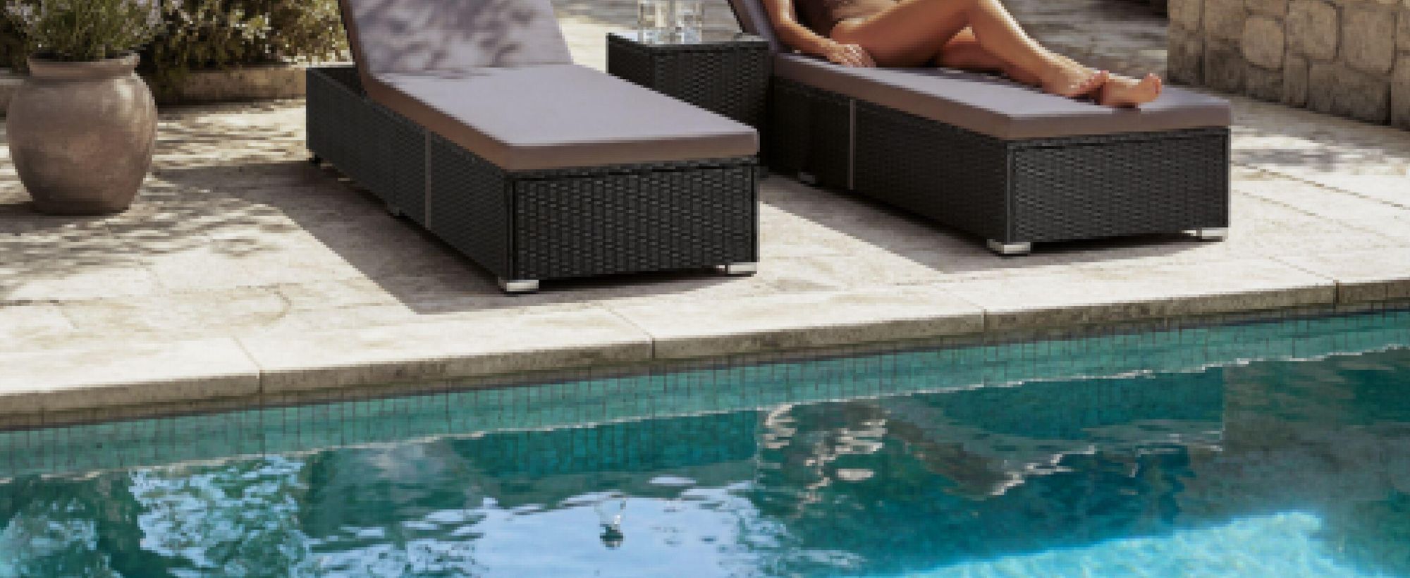 tectake®️ Rattan-Doppelliege mit Tisch Carbonera - Verstellbare Rückenlehne - 6 Neigungswinkel - Farbe Schwarz - Set 2 Liegen