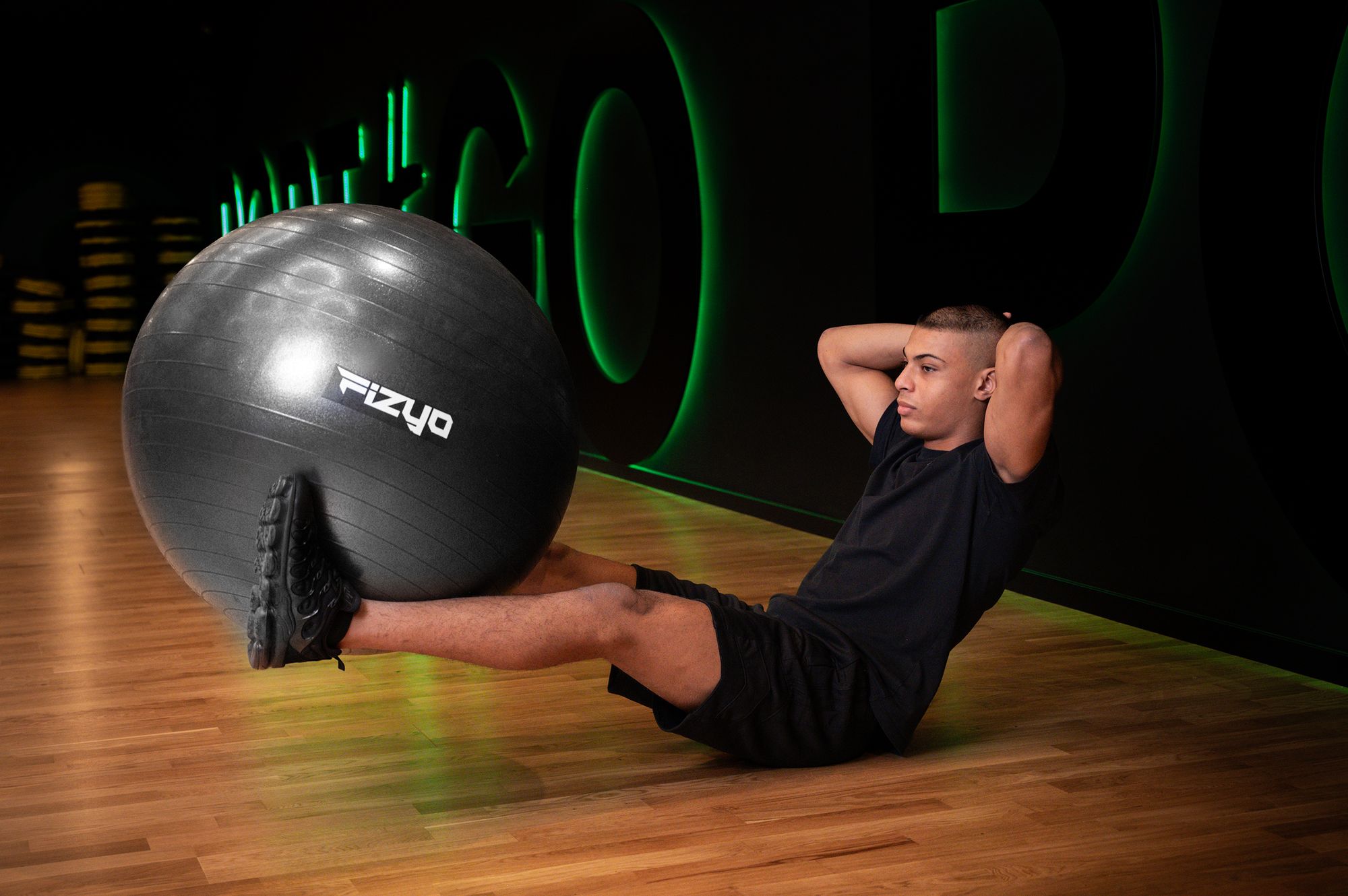 Trening z piłką gimnastyczną FIZYO — osoba wykonuje ćwiczenia na piłce gimnastycznej 65 cm