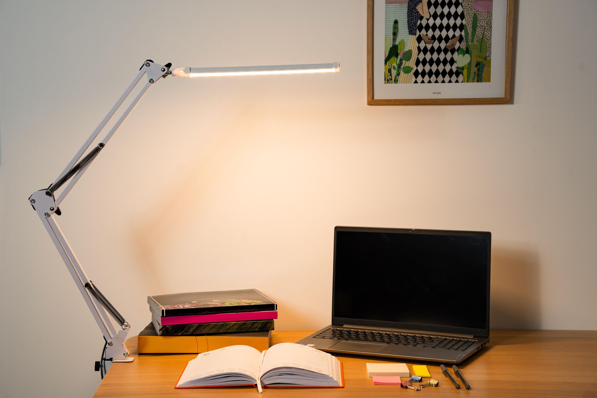 LUMILED LED 8W Schreibtischlampe Schwenkarm Büro Weiß Tischlampe Helligkeit Einstellbarer CCT Farbwechsel USB Verstellbarer Arm Klemme Dimmbar
