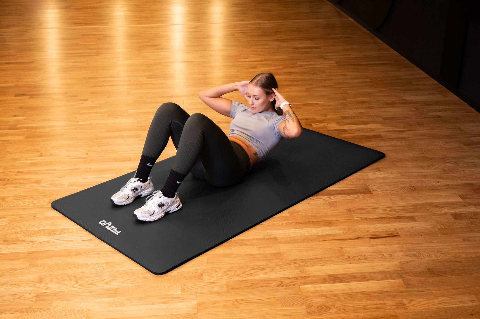 Eine Person übt Yoga, Pilates und Gymnastik auf einer NBR-Gymnastikmatte der Marke Fizyo