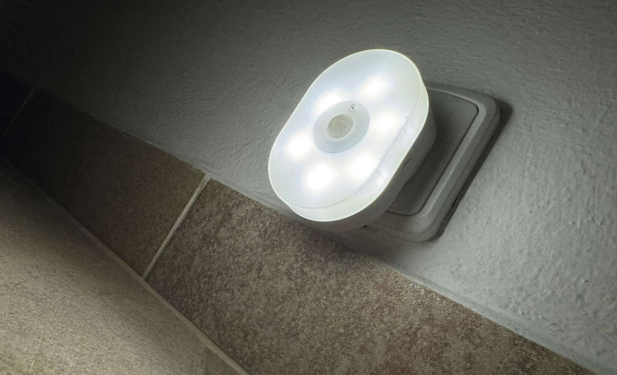 EMOS GoSmart 2in1 Infrarot-Bewegungsmelder und Nachtlicht mit App, WiFi-Bewegungssensor und farbiges Licht, Erkennungsbereich 5m/120°, 230V