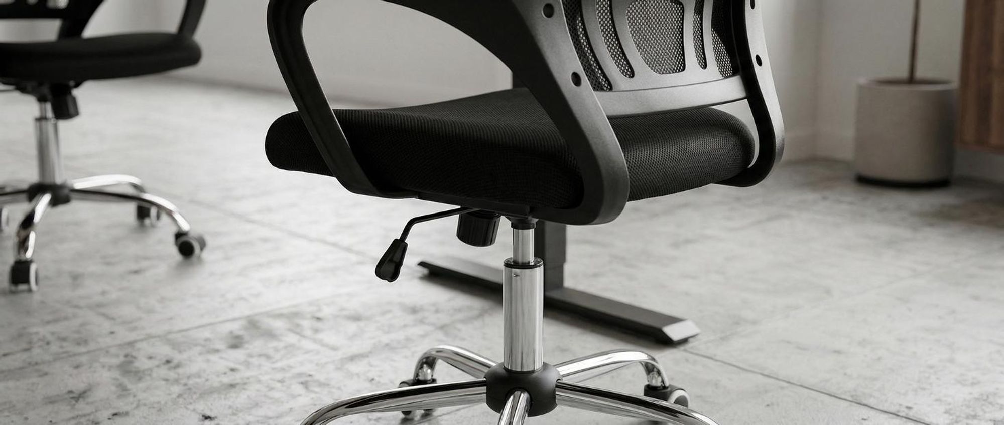 tectake® Bürostuhl Marius ergonomische Form mit Lordosenstütze 360° drehbar