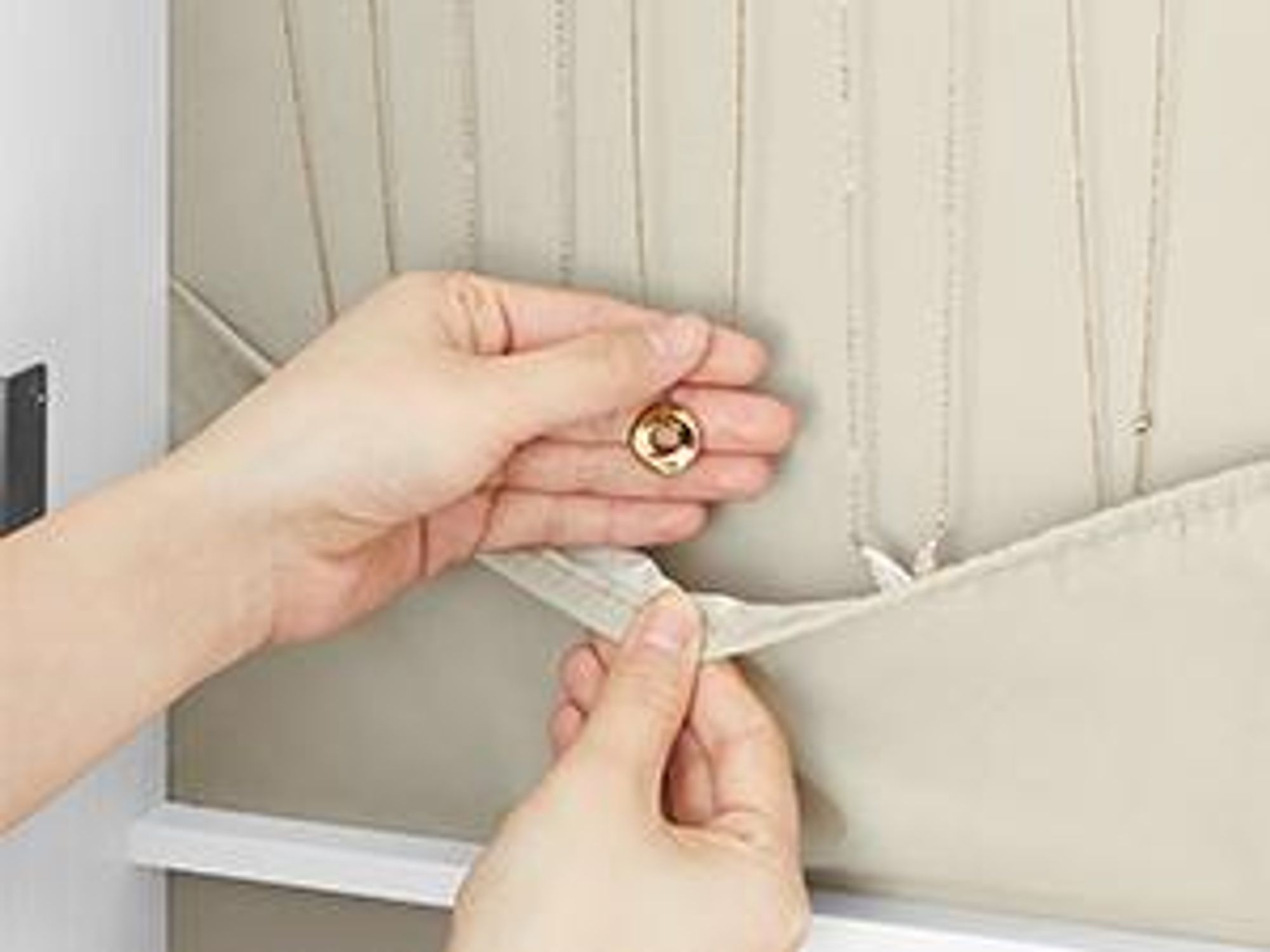 SONGMICS Schmuckschrank hängend, Wandspiegel, 6 LED-Glühbirnen, abschließbarer Spiegelschrank, Wandschrank, Wandmontage, an der Tür hängend, weiß mit Holzmaserung-beige CJJ093W01