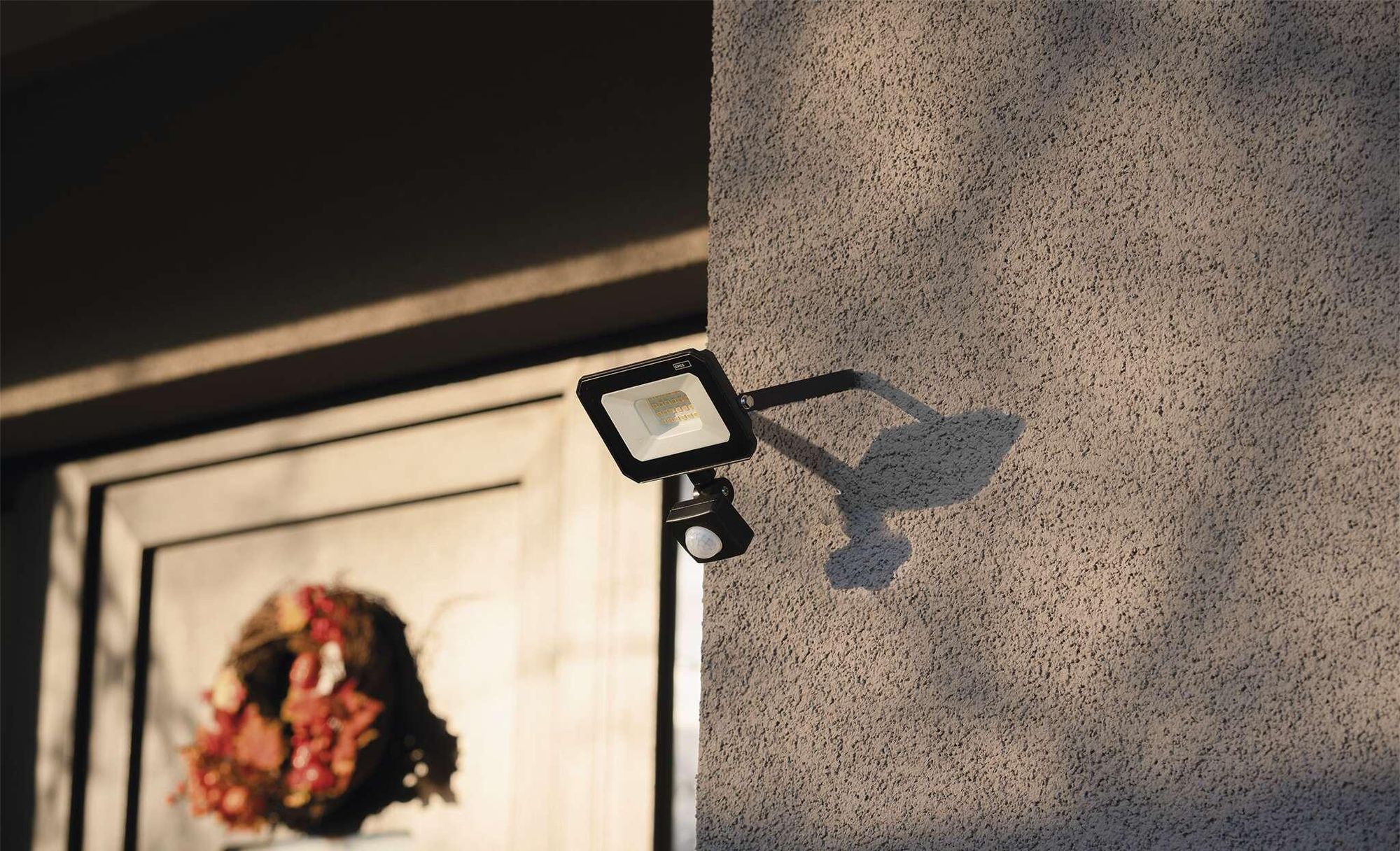 EMOS LED Strahler SIMPO 20 W mit Bewegungsmelder, für Außen, superhell 2000 lm, Neutralweiß 4000 K, Lebensdauer 25000 St., ZS2323