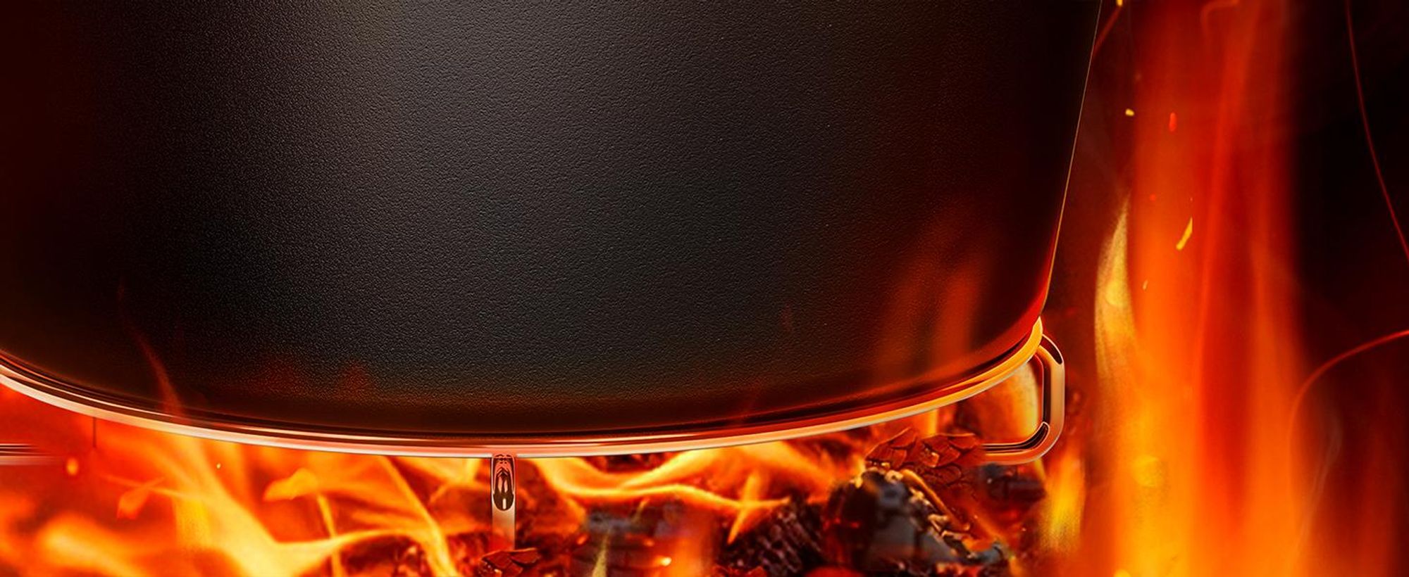 Eintopf im Gusseisen Dutch Oven – Hitze & Feuer für echtes Outdoor-Kochen.