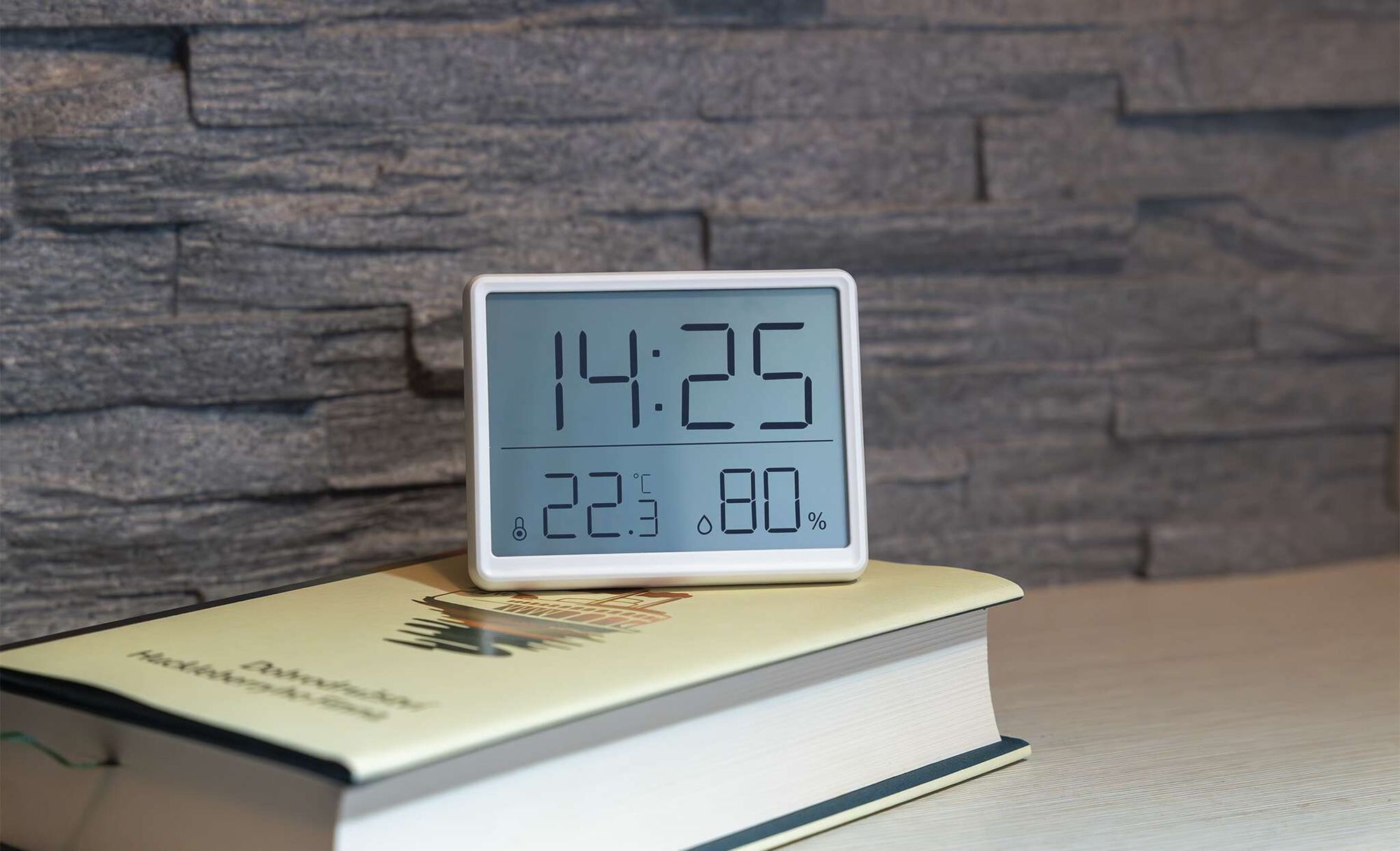 EMOS digitales Raumthermometer und Hygrometer mit Uhr, LCD Display, Anzeige von Mindest- und Höchstwerten, Datum, Wecker, inkl. Batterie, weiß
