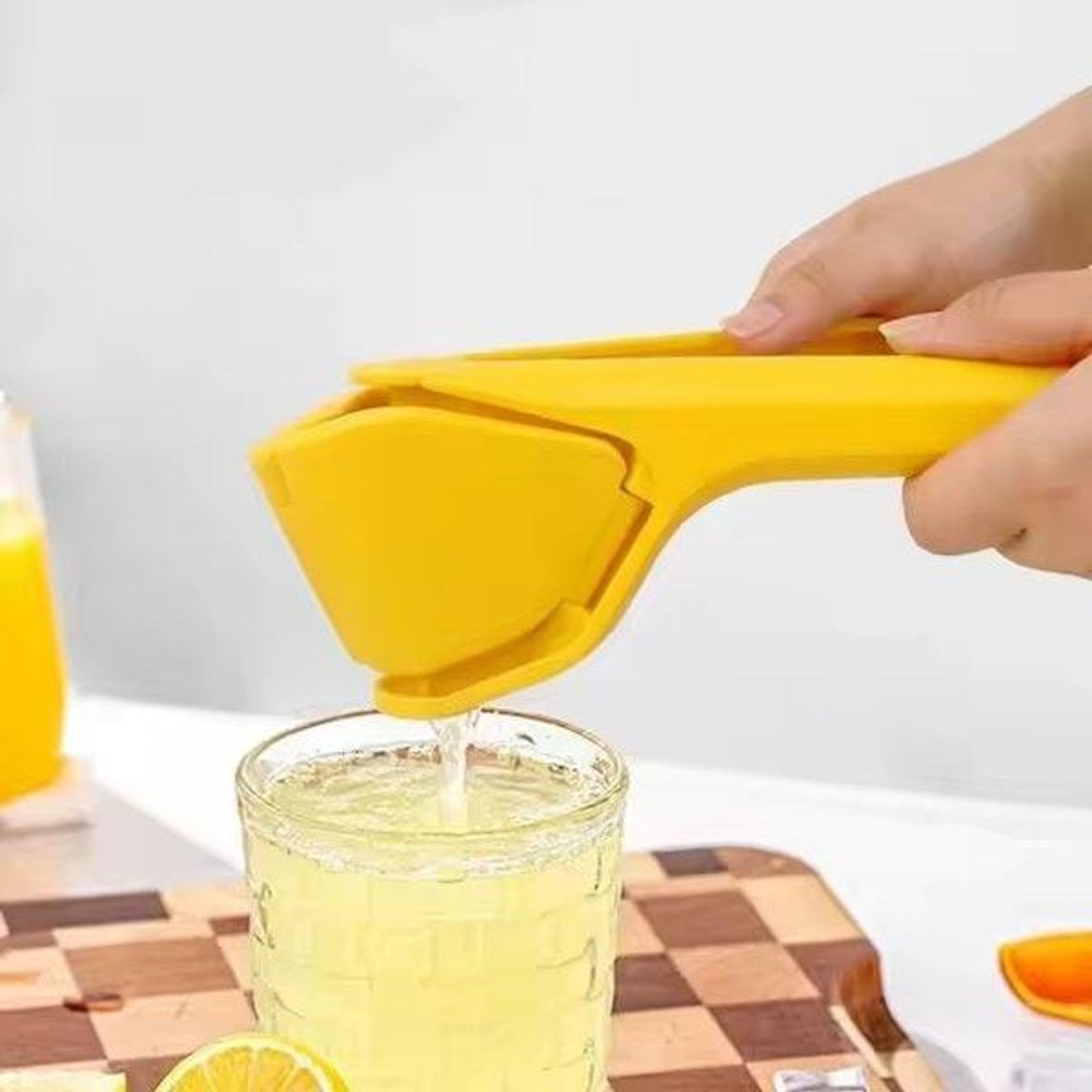 JuicyPress Zitruspresse gelb aus ABS für frischen Saft, 8,7 x 23 cm