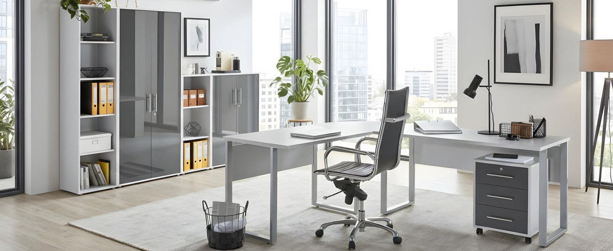 Büroschrankwand im einem Büro mit Schreibtisch