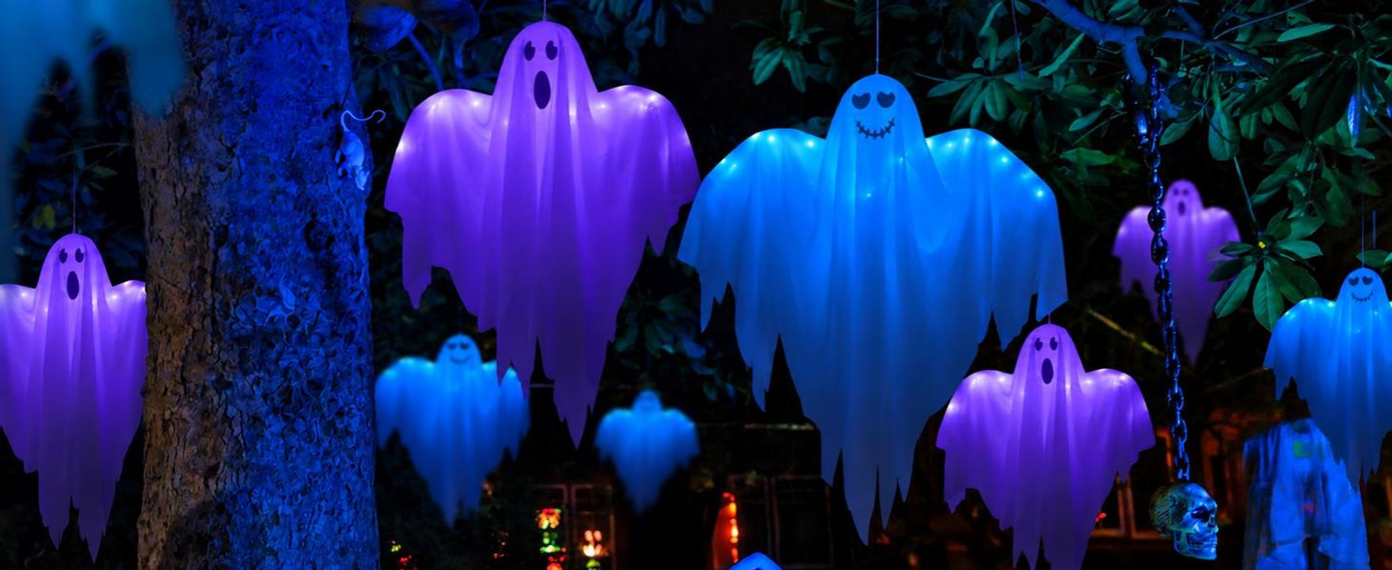 Halloween Deko Geister 2er Set, zwei verschiedene Gesichter, leuchtende Hängedeko für Tür Fenster Garten Baum Veranda Party