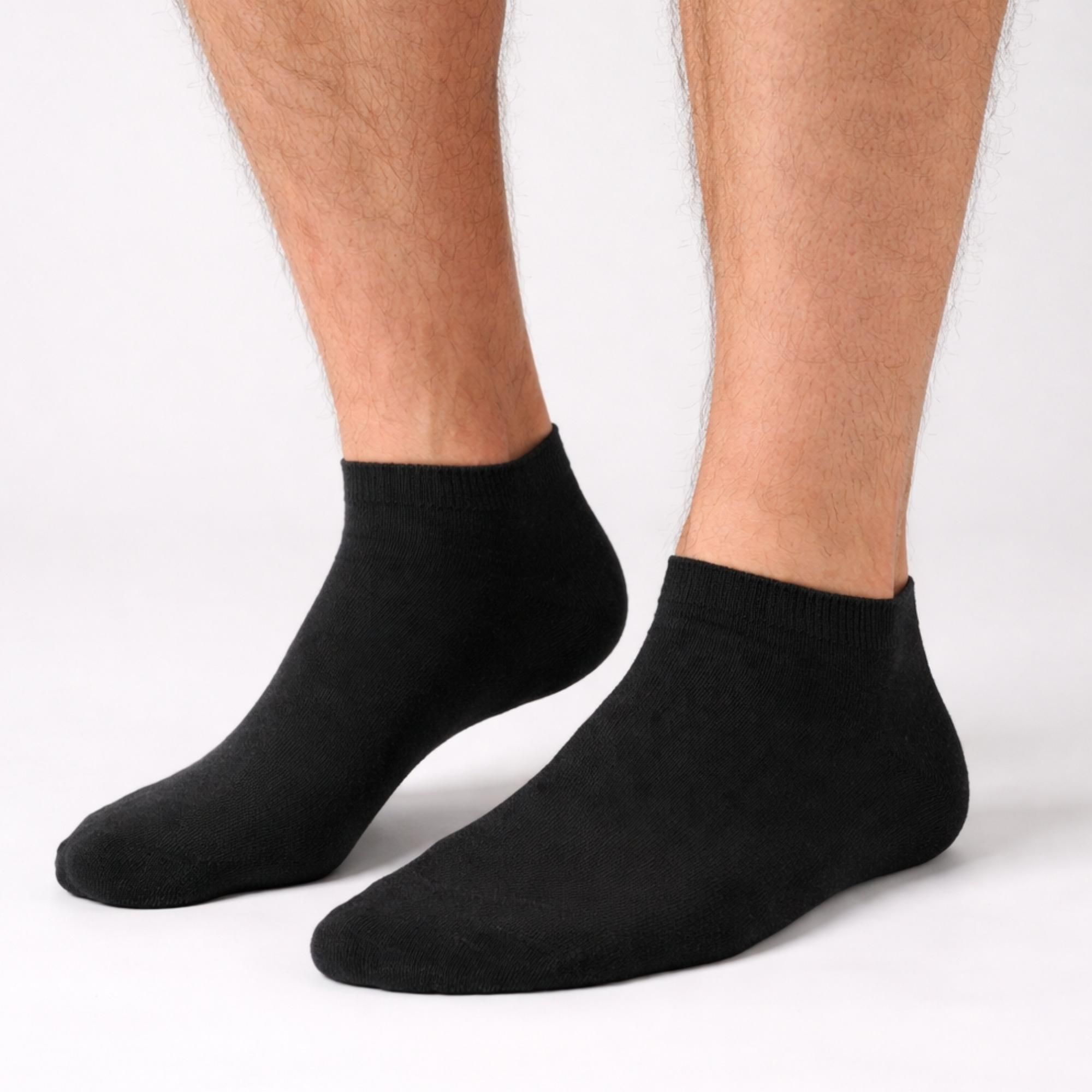 mann trägt schwarze sneaker socken