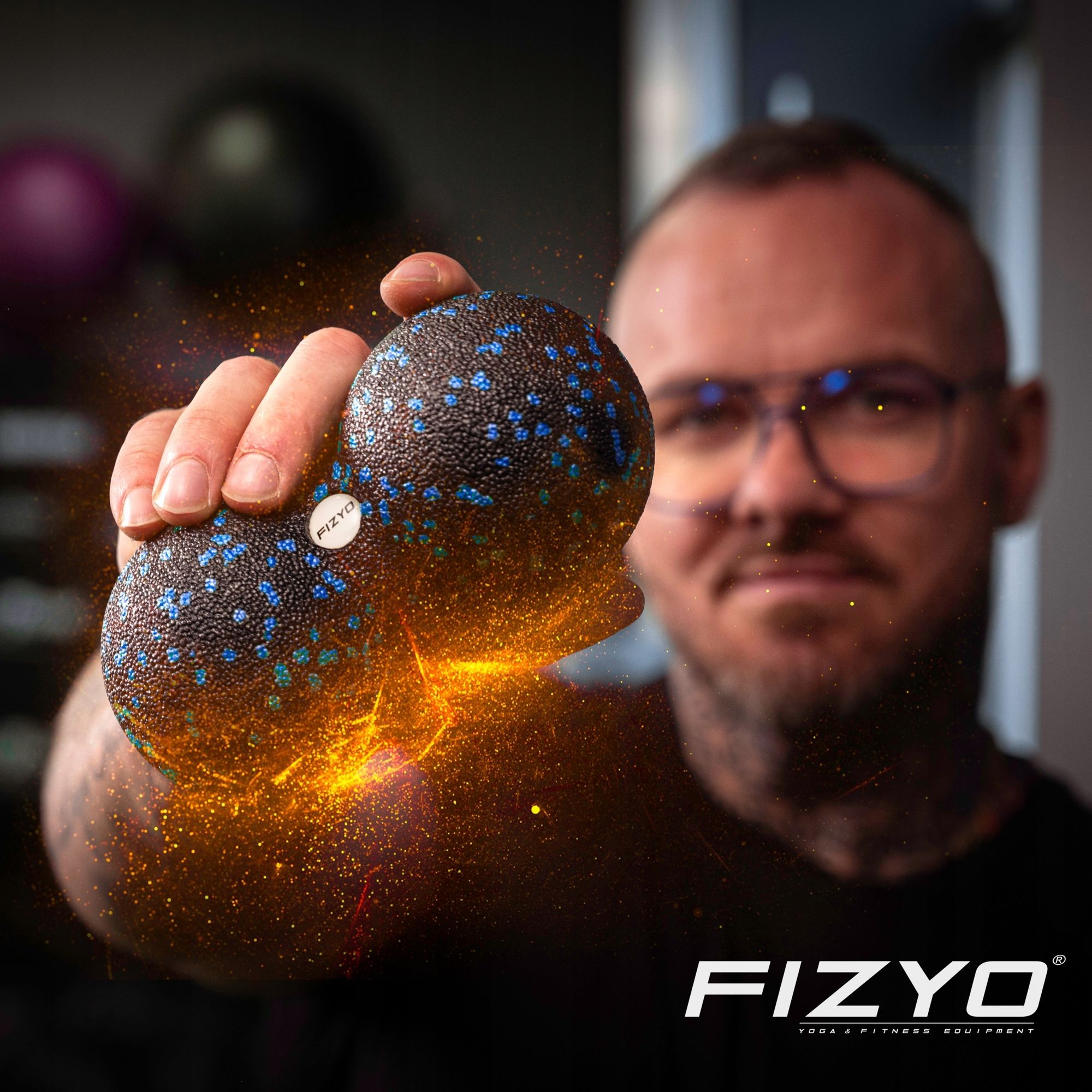 Person trainiert mit dem Massageball DuoBall FIZYO 16x8 cm