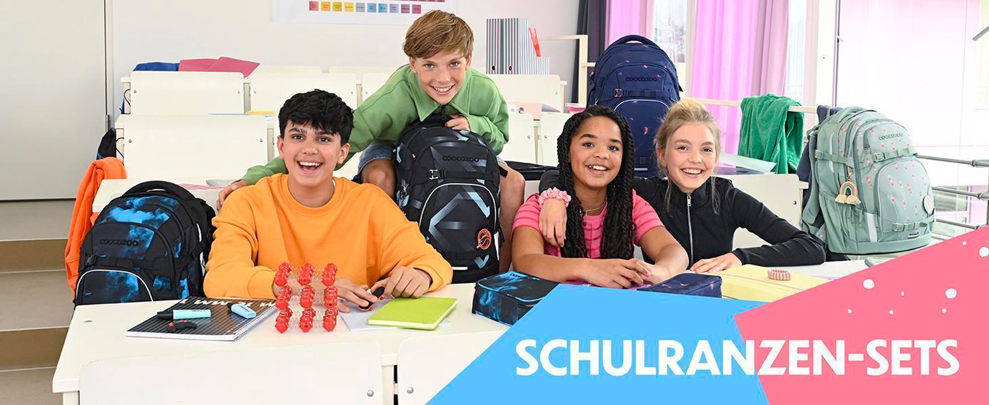 Das Bild zeigt Schüler mit ihrer Schulausstattung von coocazoo.