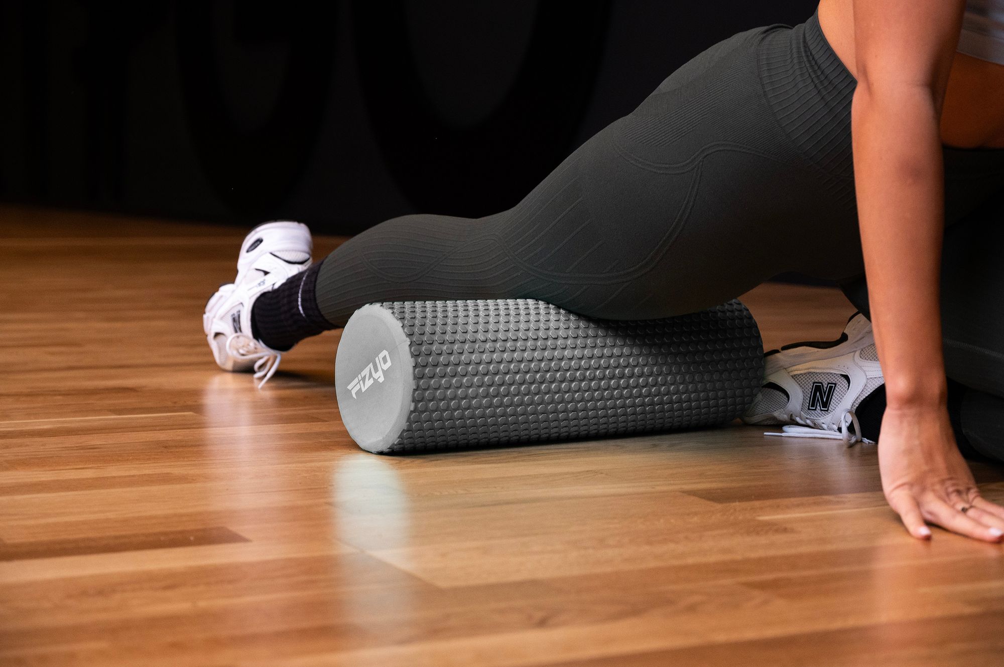 Fitness-Training mit einer Noppen-Massagerolle 45x15 cm FIZYO – eine Person führt Übungen aus
