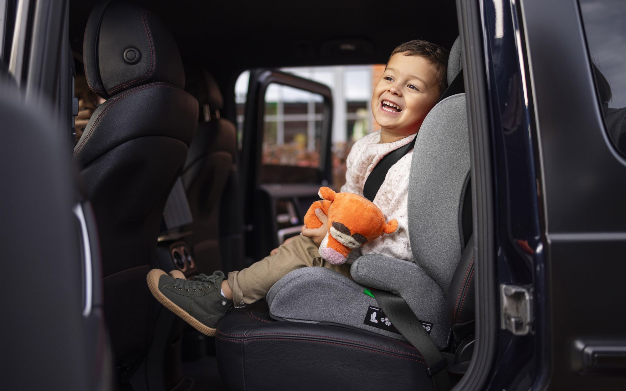 Tulano Joy 35 Schwarz-Grau – i-Size Kindersitz R129, 100–150 cm, ISOFIX & Gurt, 13-fach Kopfstütze, Getränkehalter, Sonnenblenden