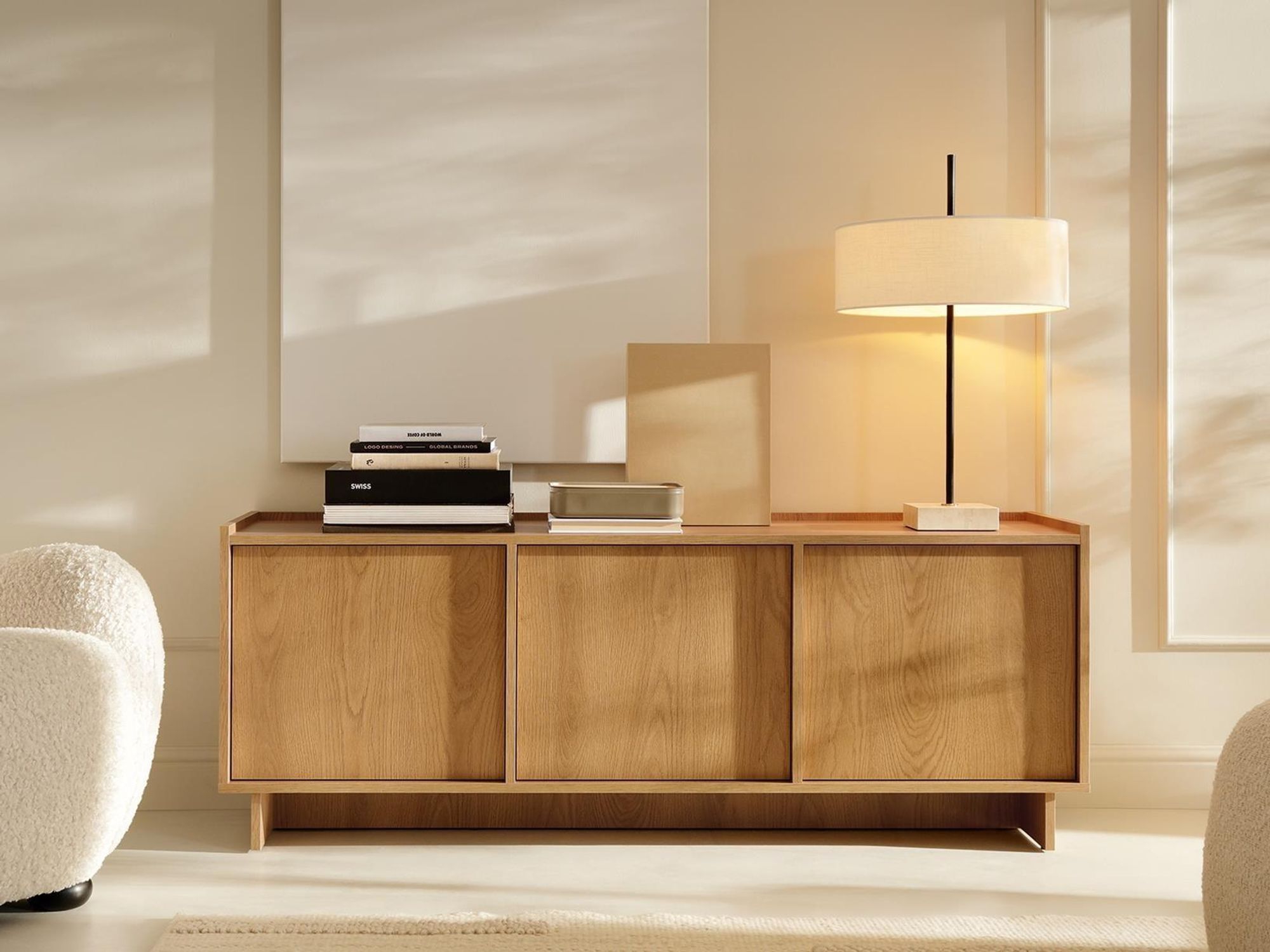 BETTSO TV-Lowboard SUNA Japandi TV-Unterschrank Fernsehtisch Eiche Caramel grifflos Wohnzimmer, 3 Fächer, 147x55x39 cm, Saugroboter-geeignet