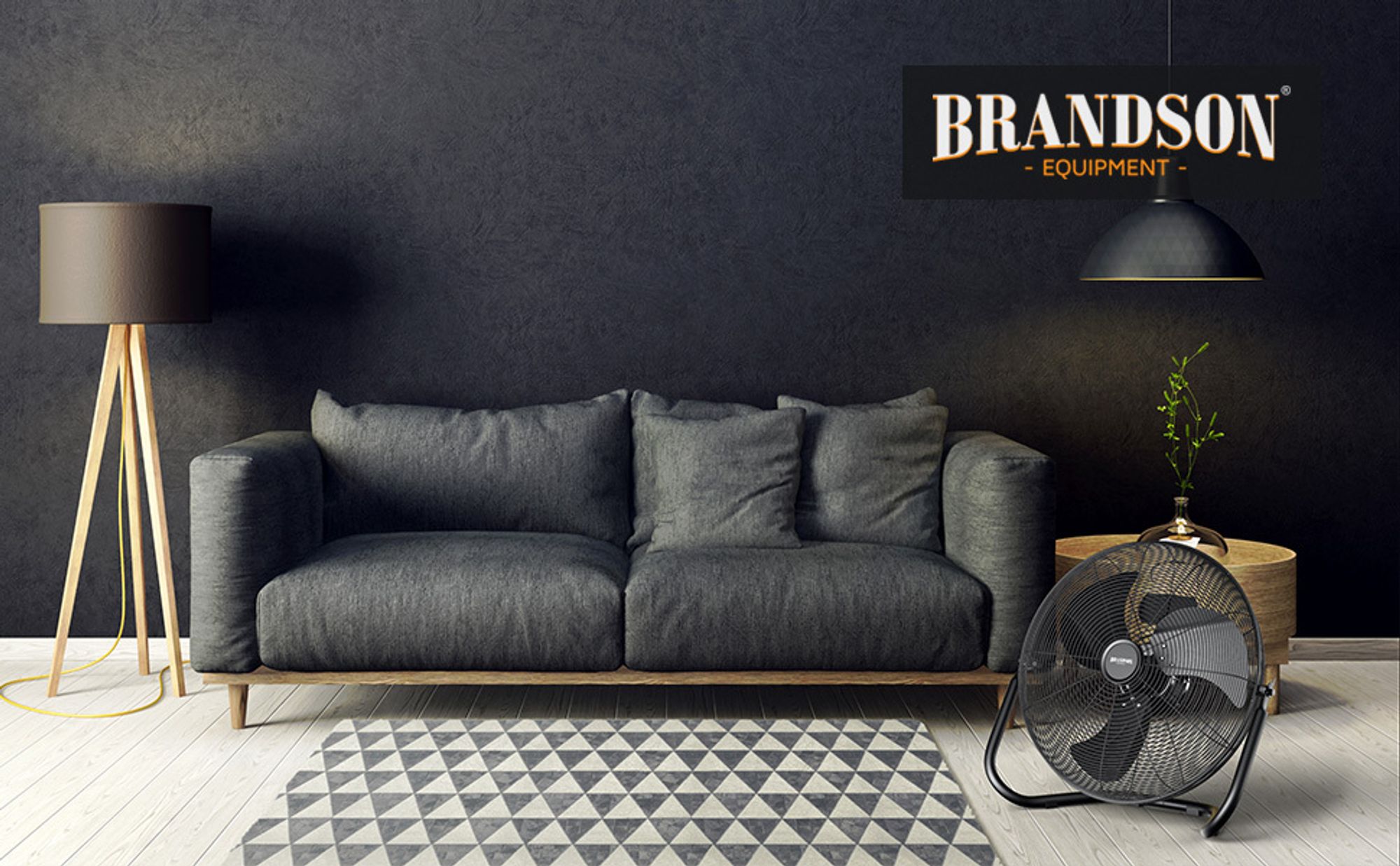 Retro-Windmaschine in Schwarz neben grauem Sofa und Holz-Beistelltisch mit Pflanze