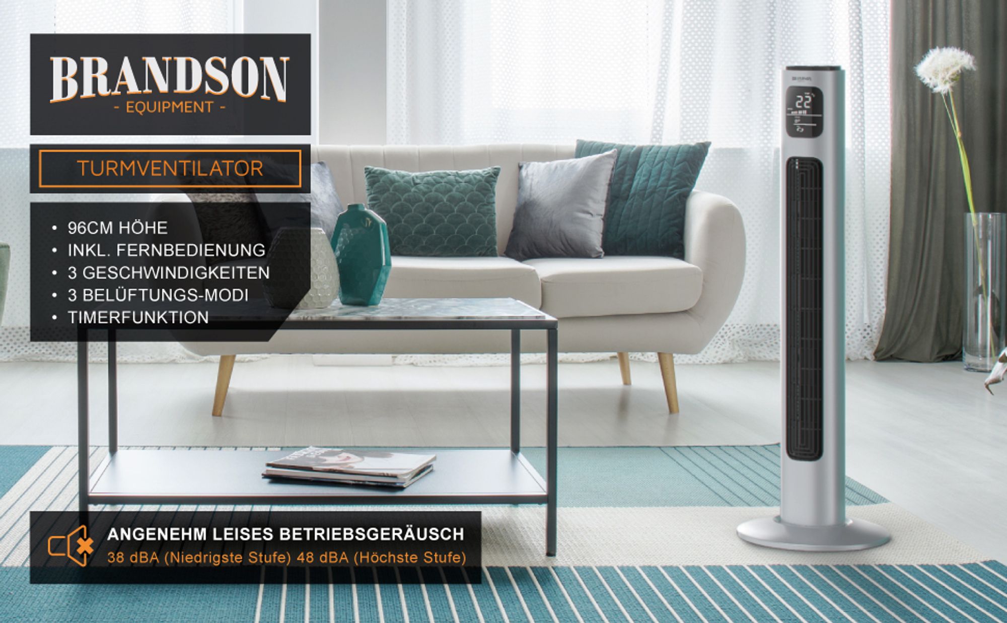 Turmventilator in Silber neben Sofa mit Kissen und Couchtisch auf gestreiftem Teppich