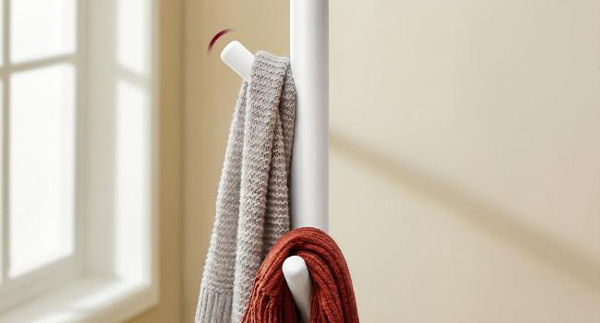 VASAGLE Garderobenständer, 7 Haken, 2 Ablagen, Rollen, Massivholz, Flur, Schlafzimmer, Wohnzimmer, weiß