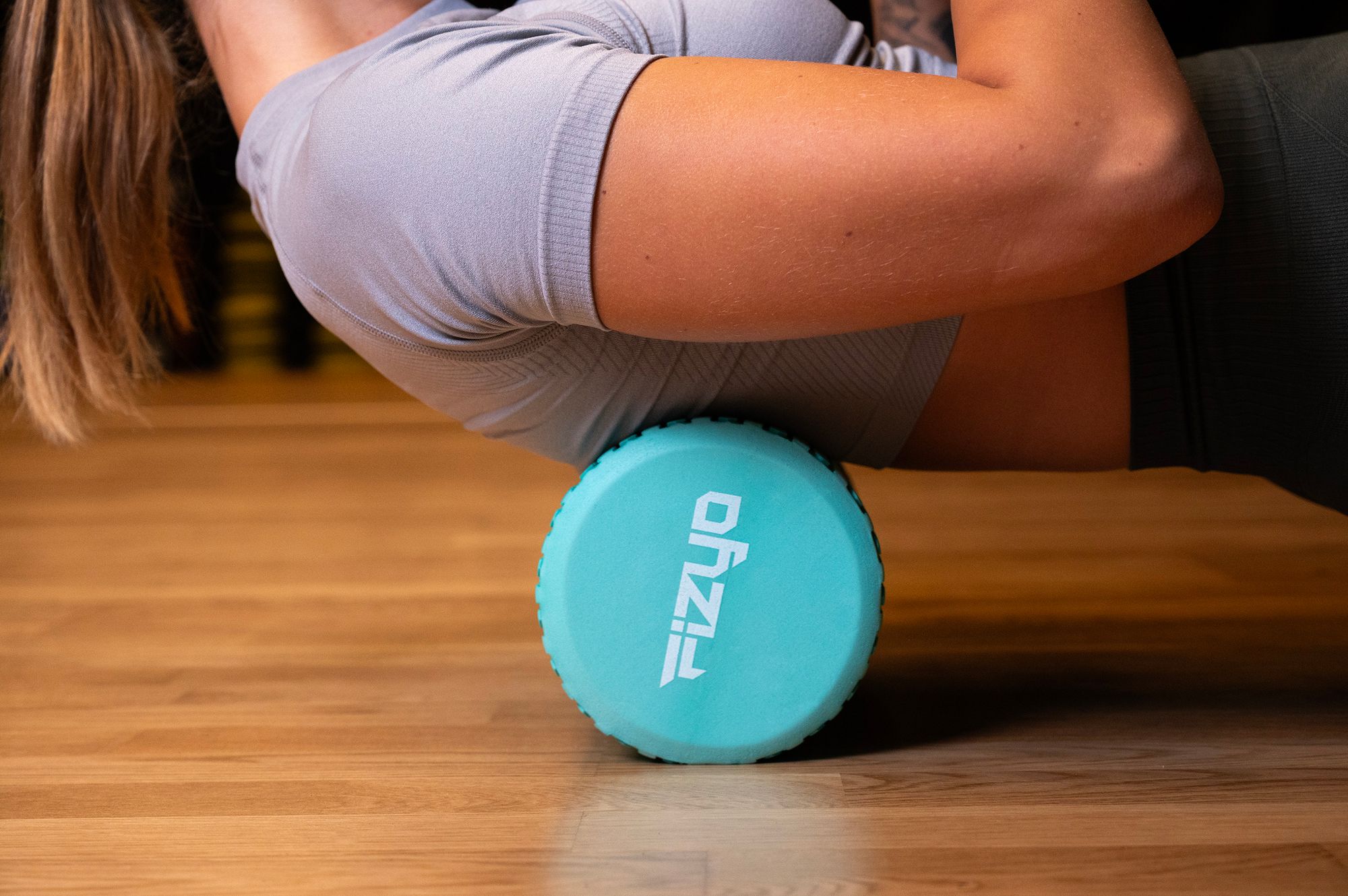 Trening Fitness z wałkiem do masażu z wypustkami FIZYO — osoba wykonuje ćwiczenia
