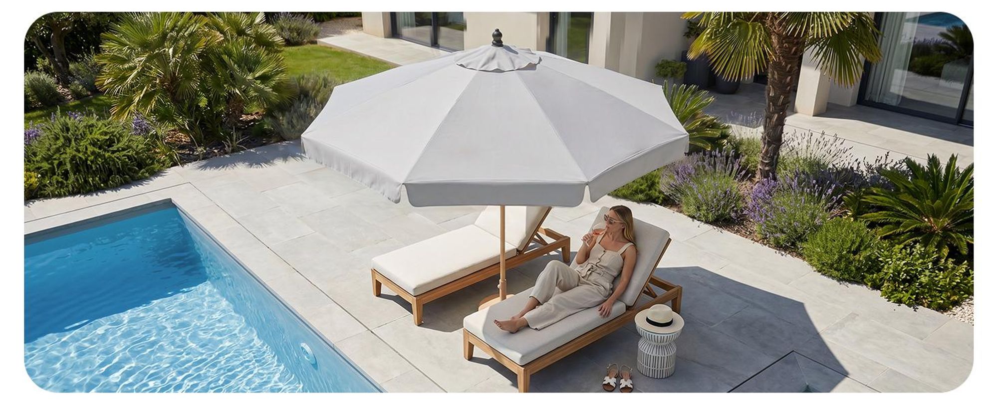 Sekey Balkonschirm 200 cm Ø Holzoptik, Knickbar, Stabiler Gartenschirm, UV-Schutz 50+, Sonnenschirm für Terrasse und Hof, Hellgrau