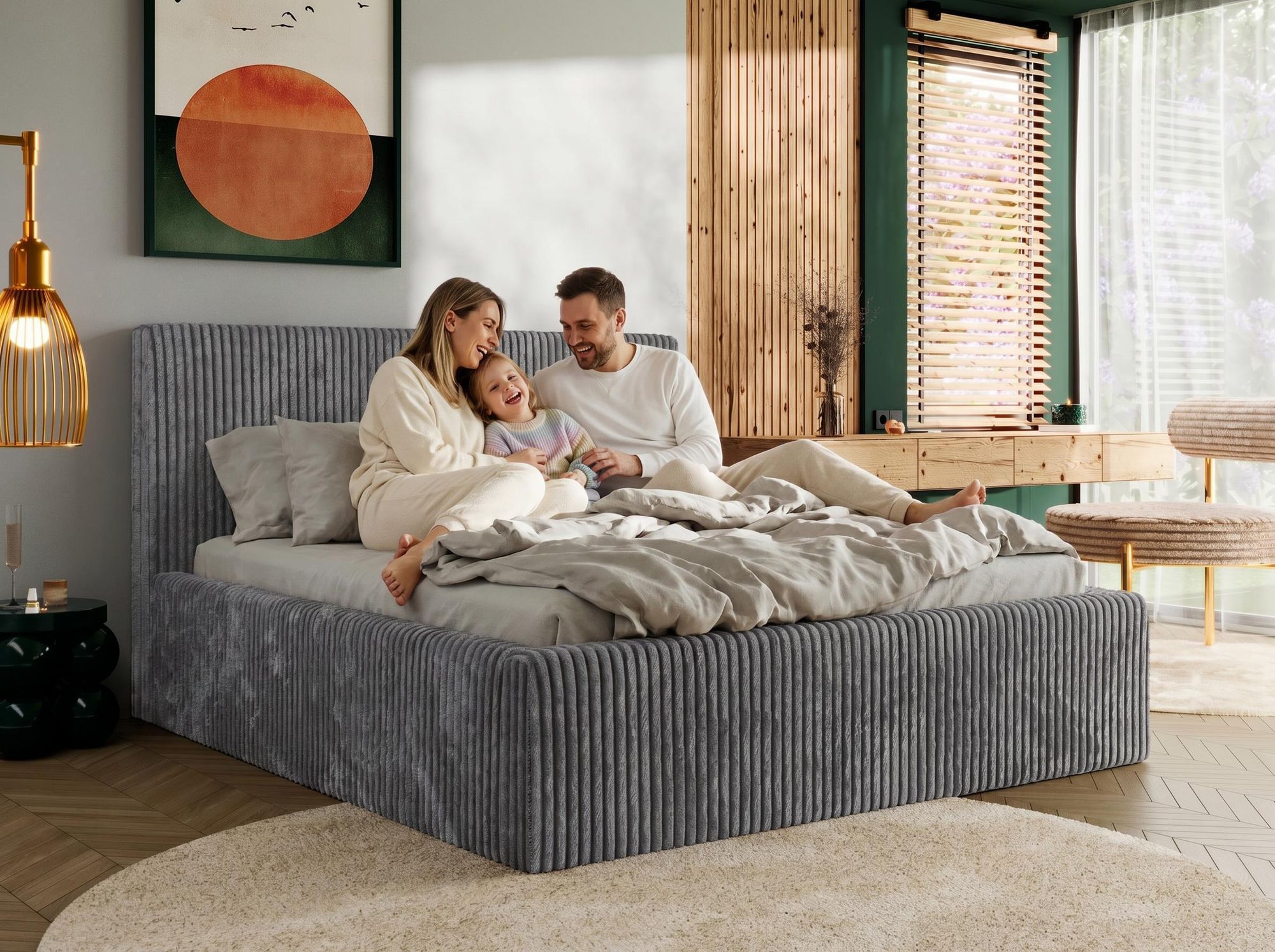 Familie sitzt auf grau Polsterbett in elegantem Schlafzimmer.