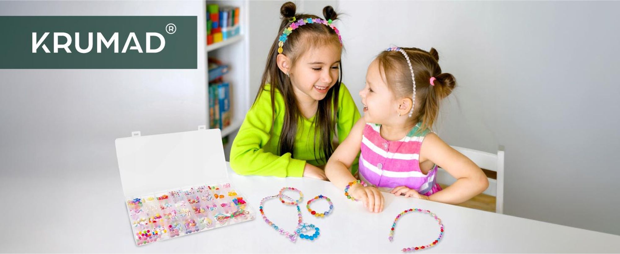 KRUMAD Perlen Set 750 Stück - Bastelset für Armbänder selber machen, bunte Perlen mit Buchstaben, Schmuck Zubehör für Kinder