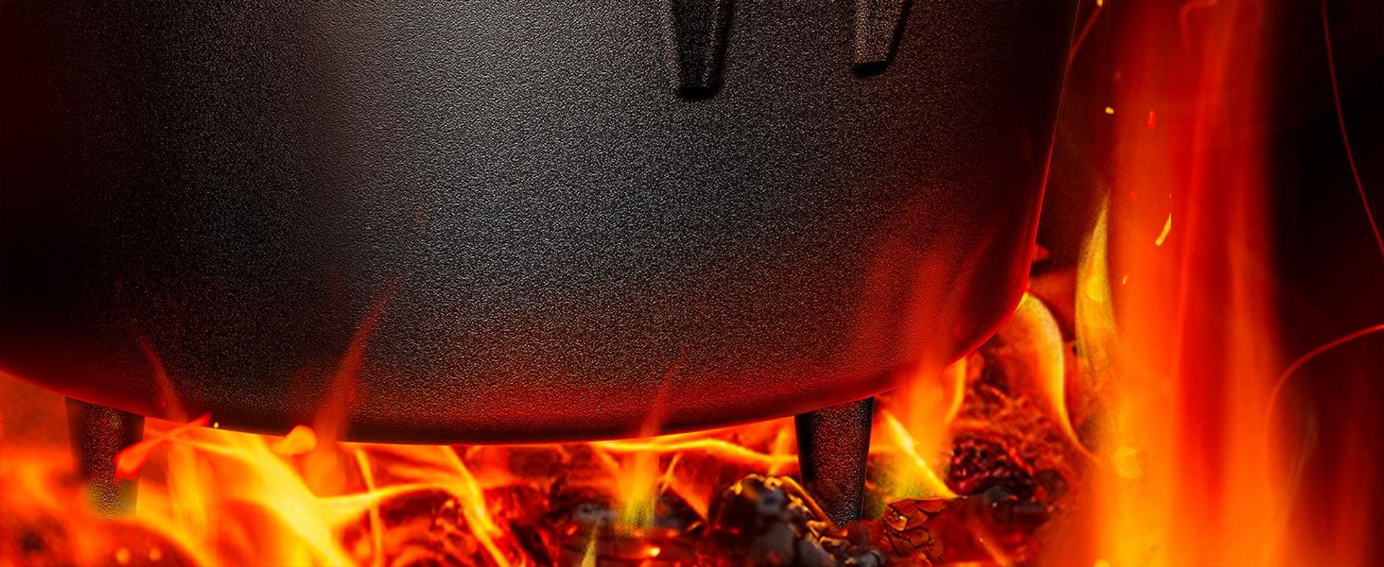 Eintopf im Gusseisen Dutch Oven – Hitze & Feuer für echtes Outdoor-Kochen.