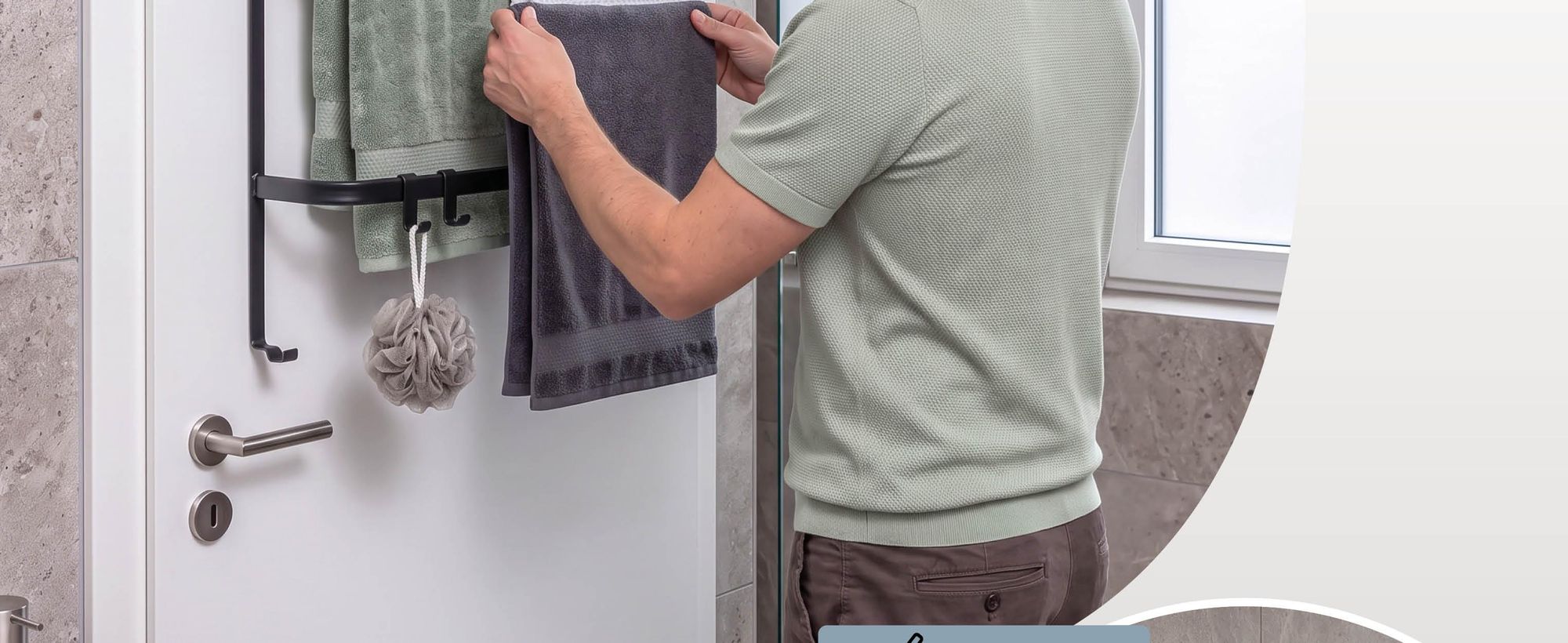 Das Bild zeigt das Handtuchregal an einer Tür mit einer Person