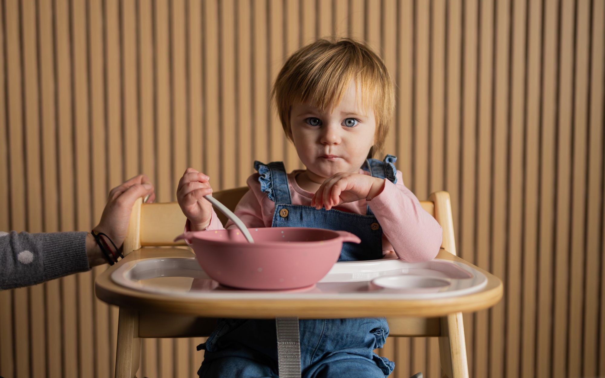 TULANO Morsel 40 | Kinderhochstuhl Treppenhochstuhl | Verstellbar | Mitwachsender ab 6 Monate bis 12 Jahre | 3-Punkt-Gurt | Essbrett | Holz Natur