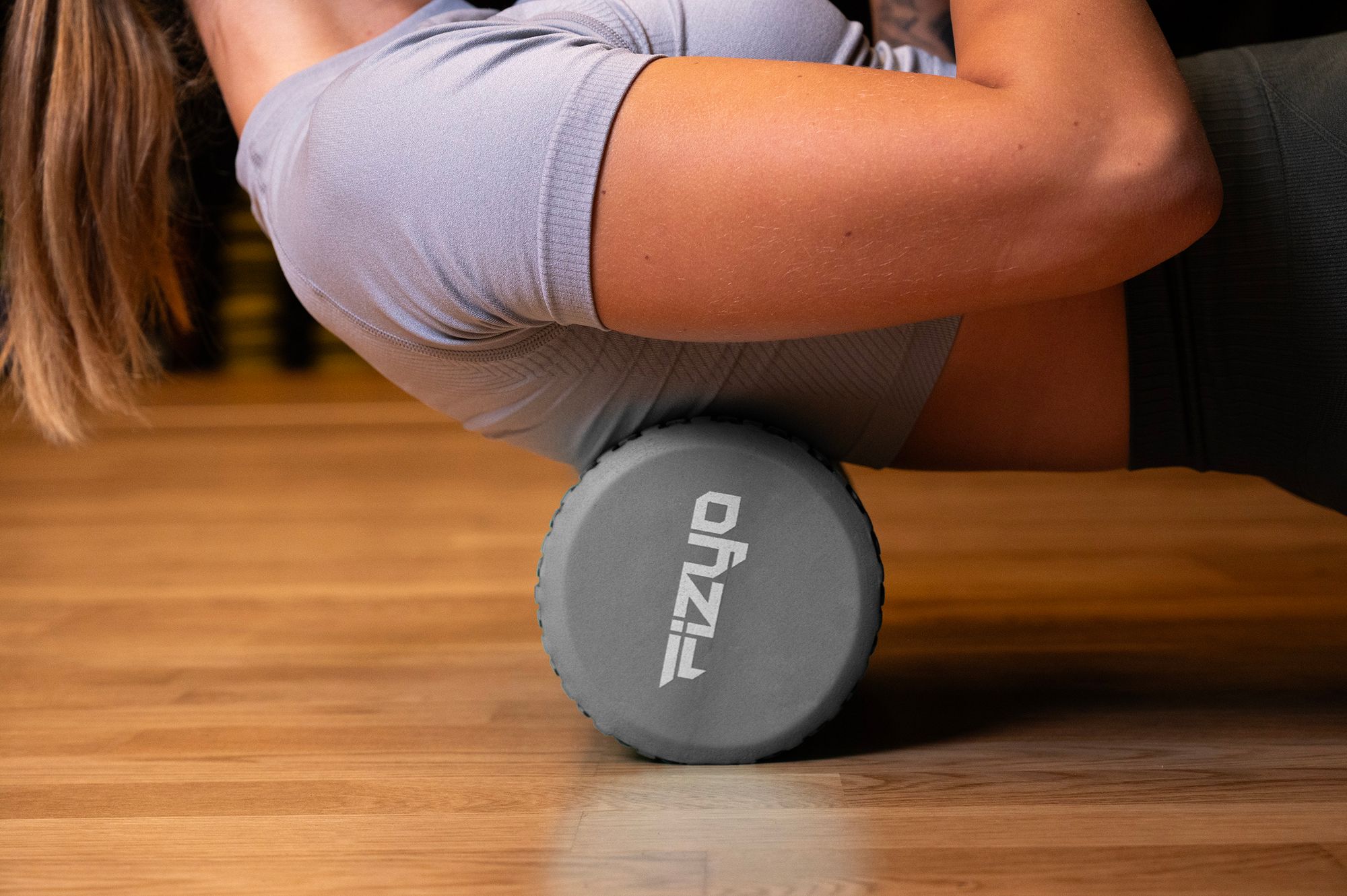 Trénink Fitness s masážním válcem s výstupky 45x15 cm FIZYO — osoba provádí cvičení