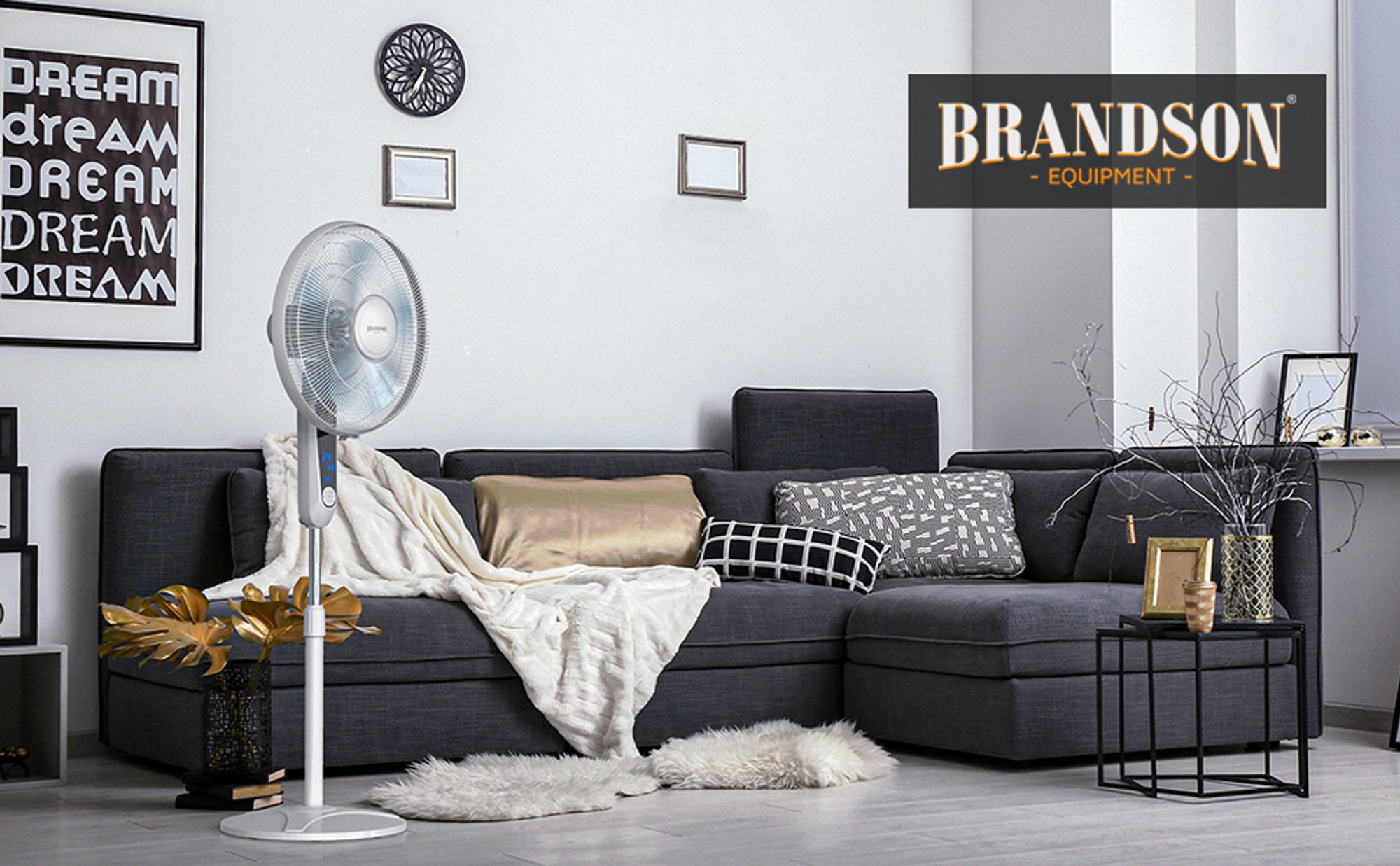 Weißer Standventilator neben grauem Sofa in lichtdurchflutetem, modernem Wohnzimmer