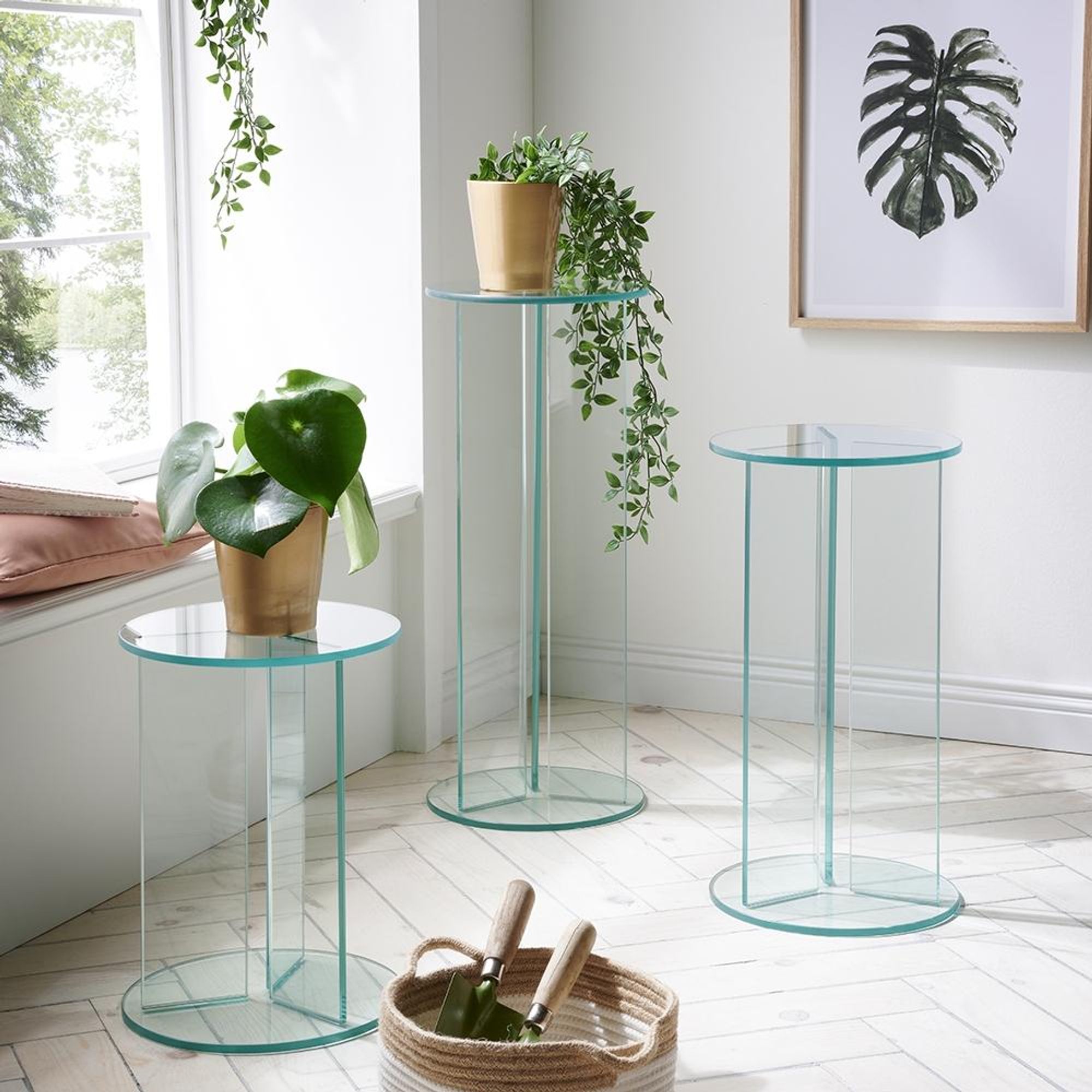 freiraum 4/150 – Beistelltisch aus Klarglas mit geklebter Glas-Konstruktion