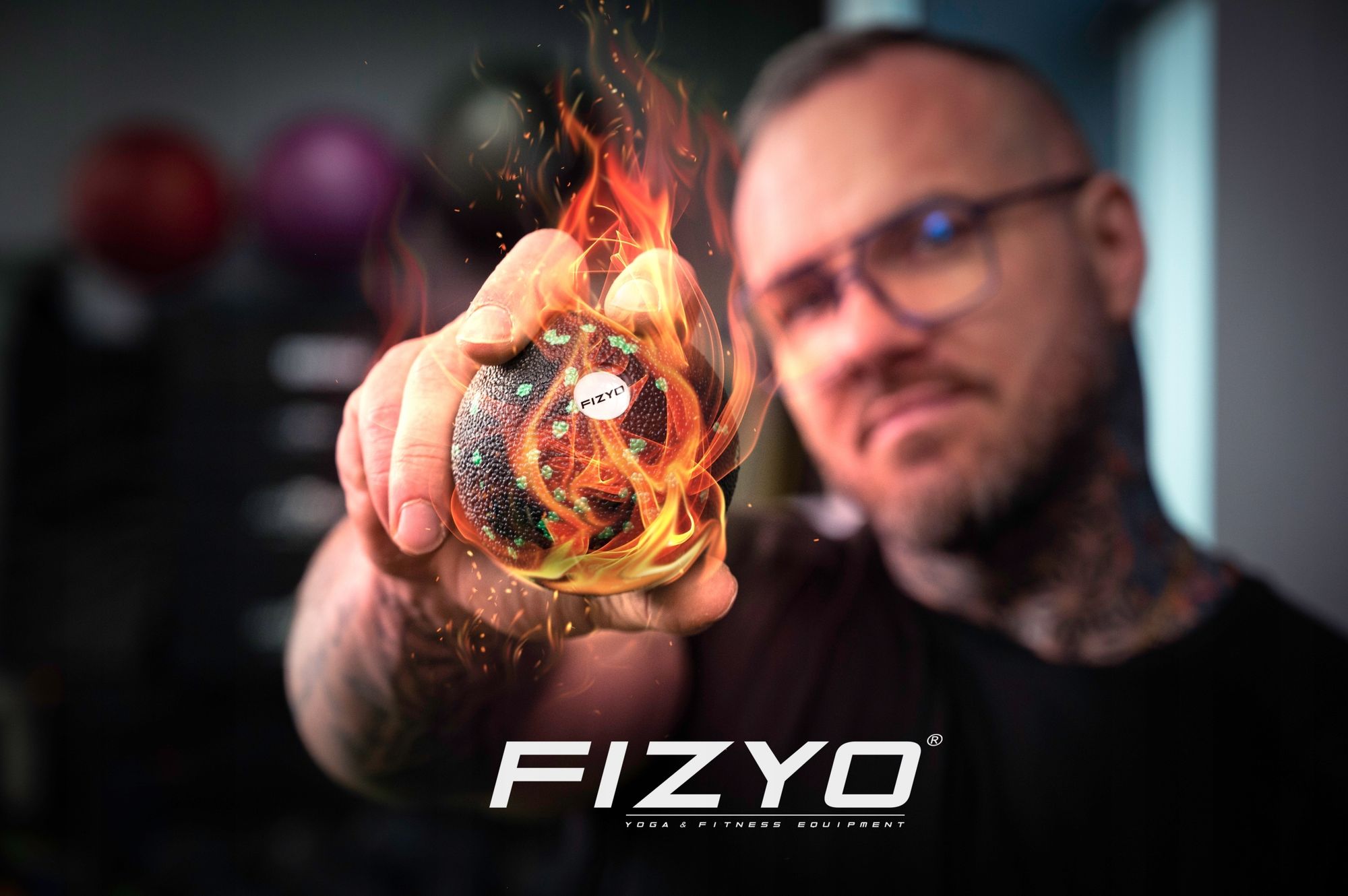 Person beim Training mit dem FIZYO 8 cm Massageball