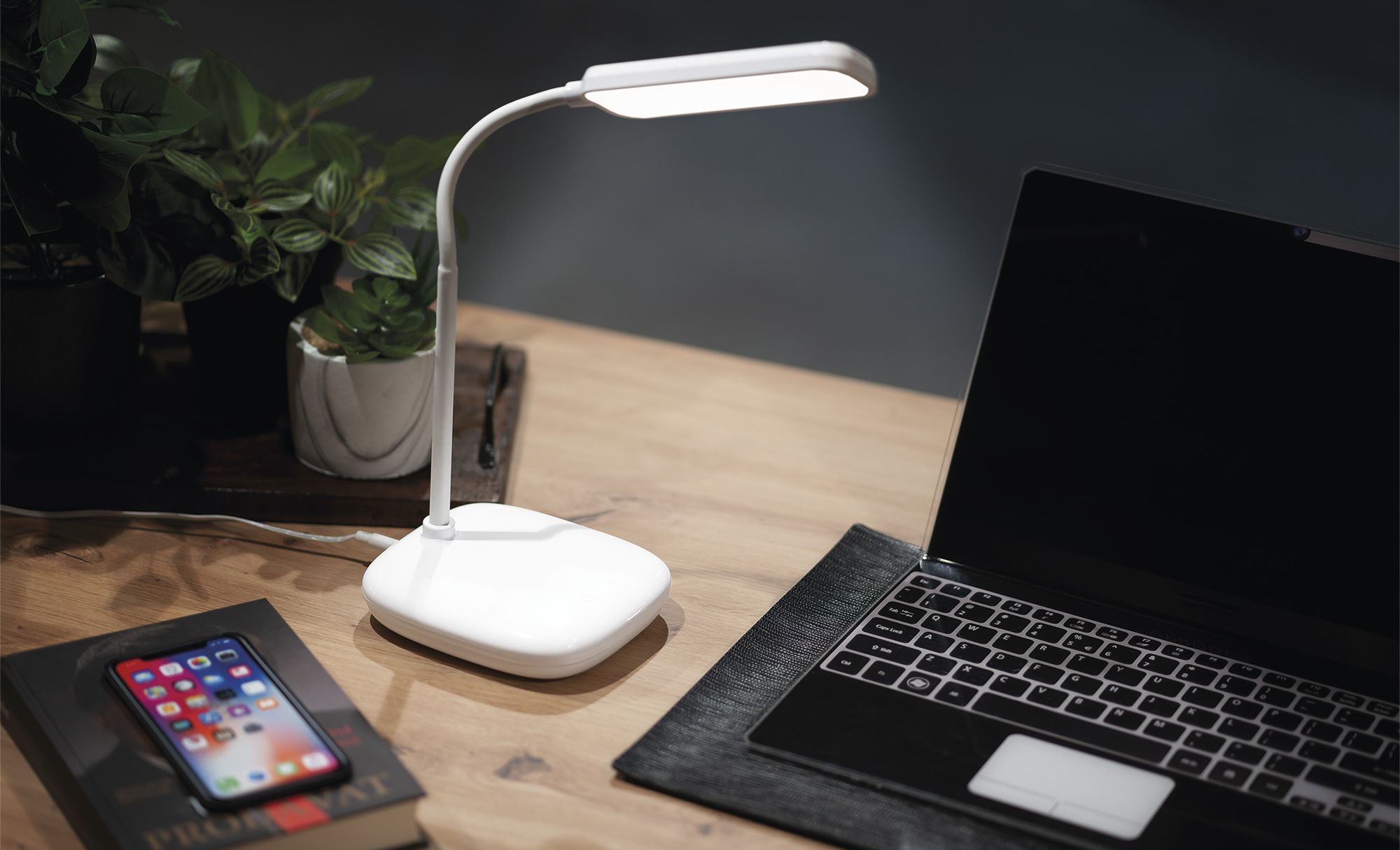 EMOS LED Tischlampe MOLLY 12W, Helligkeit 650lm, dimmbar, einstellbare Lichtfarbe, flexibler Lampenarm, 1,5m Ladekabel + Netzadapter, weiß, Z7638W