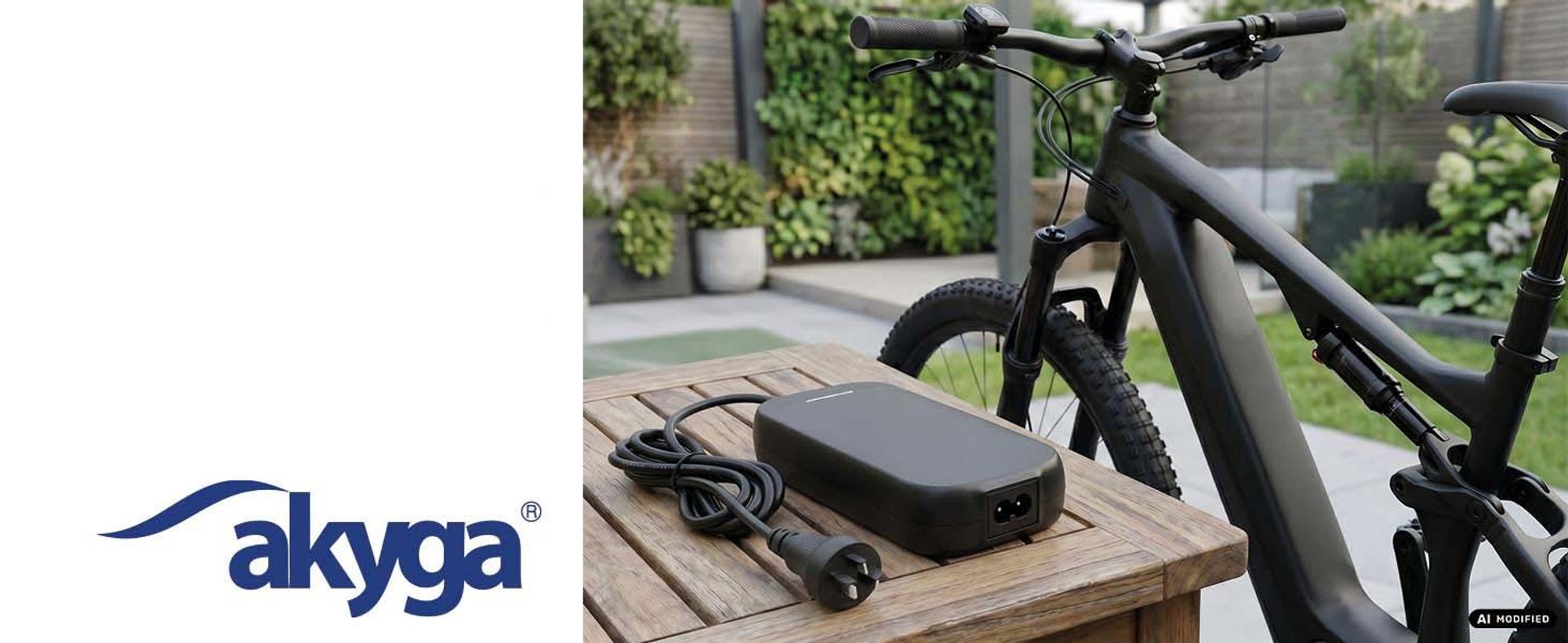 Chargeur Akyga pour vélos électriques à côté d'un vélo électrique