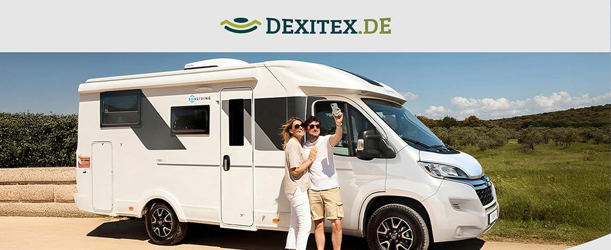 Wohnmobil in der Natur mit Spannbettlaken.