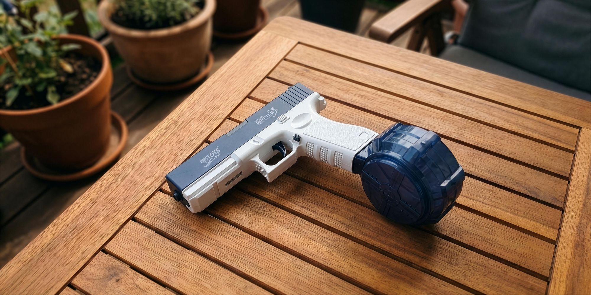 EVI TOYS AQUA GLOCK Automatische Elektrische Wasserpistole, 10m Reichweite, Akku, 2 Magazine (60ml/500ml), Sommer Wasserspielzeug, Weiß-Blau