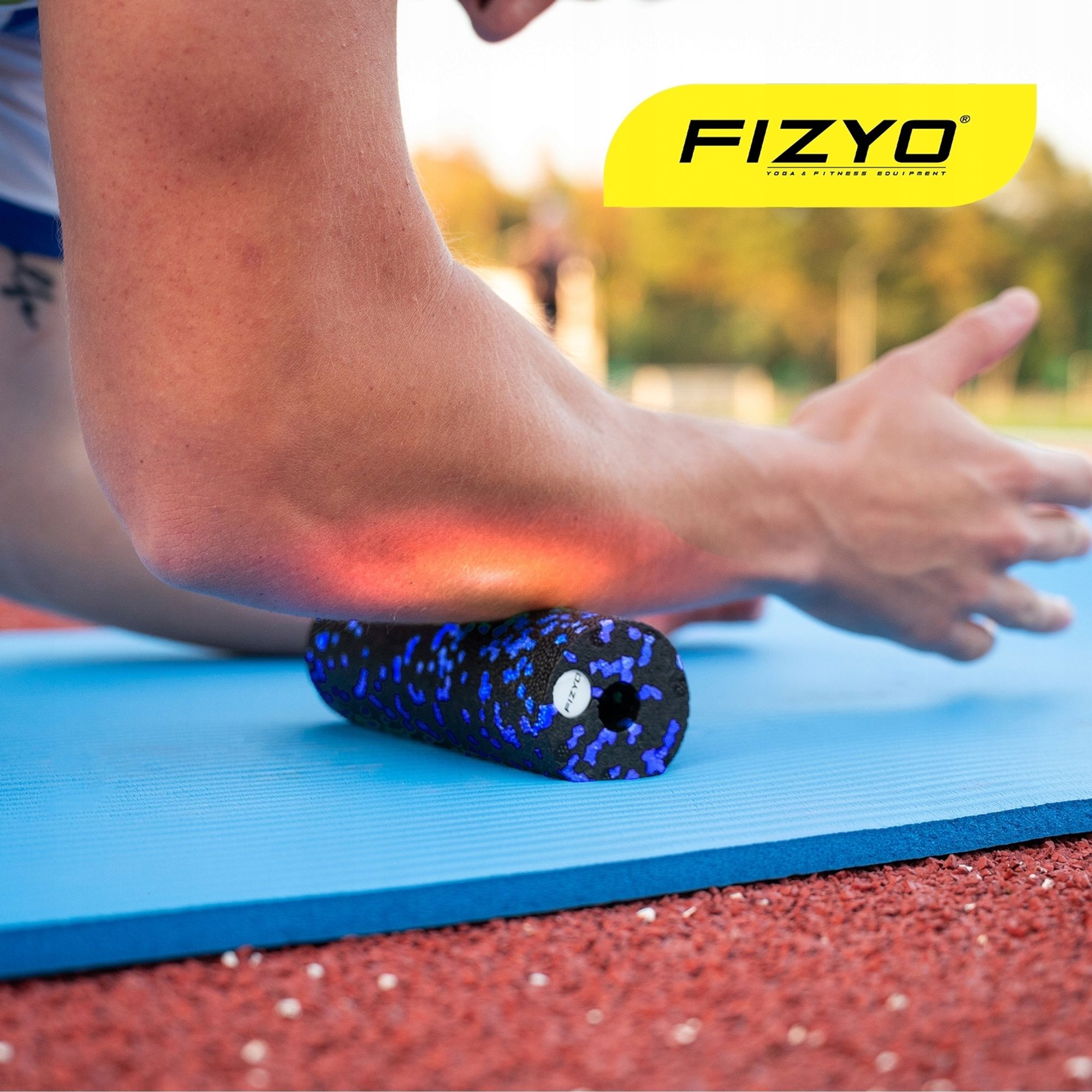 Die Person führt Übungen mit der Mini-Rolle von FIZYO aus